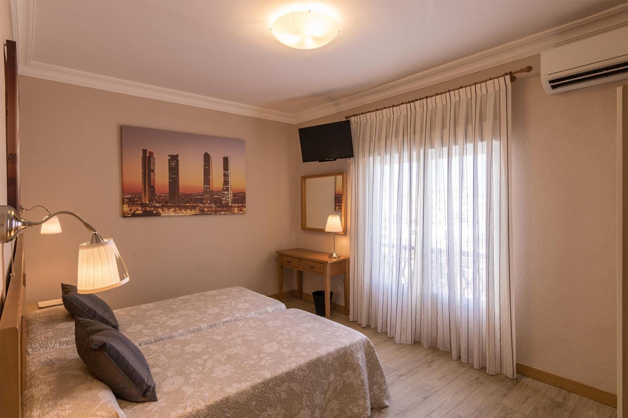 Twin Room with Private Bathroom photo 3