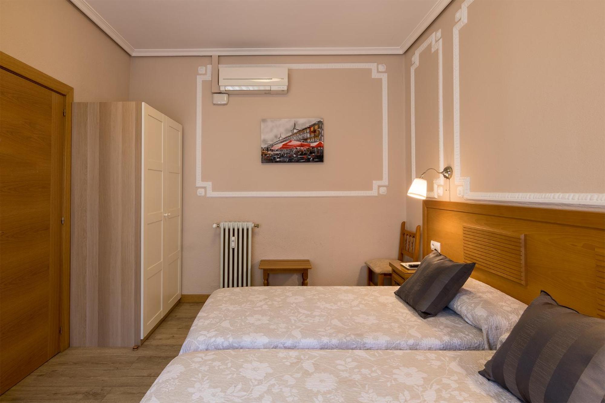 Double Room Single Use with Private Bathroom photo 2