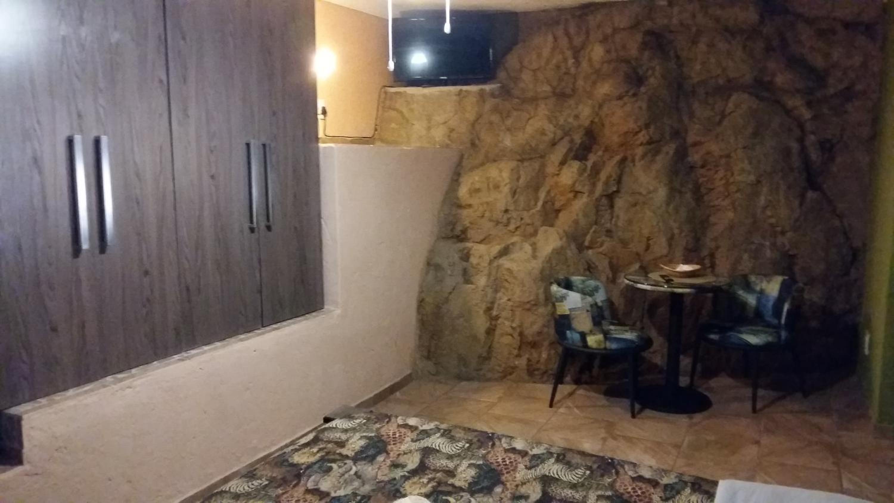 Superior Suite - Photo 11