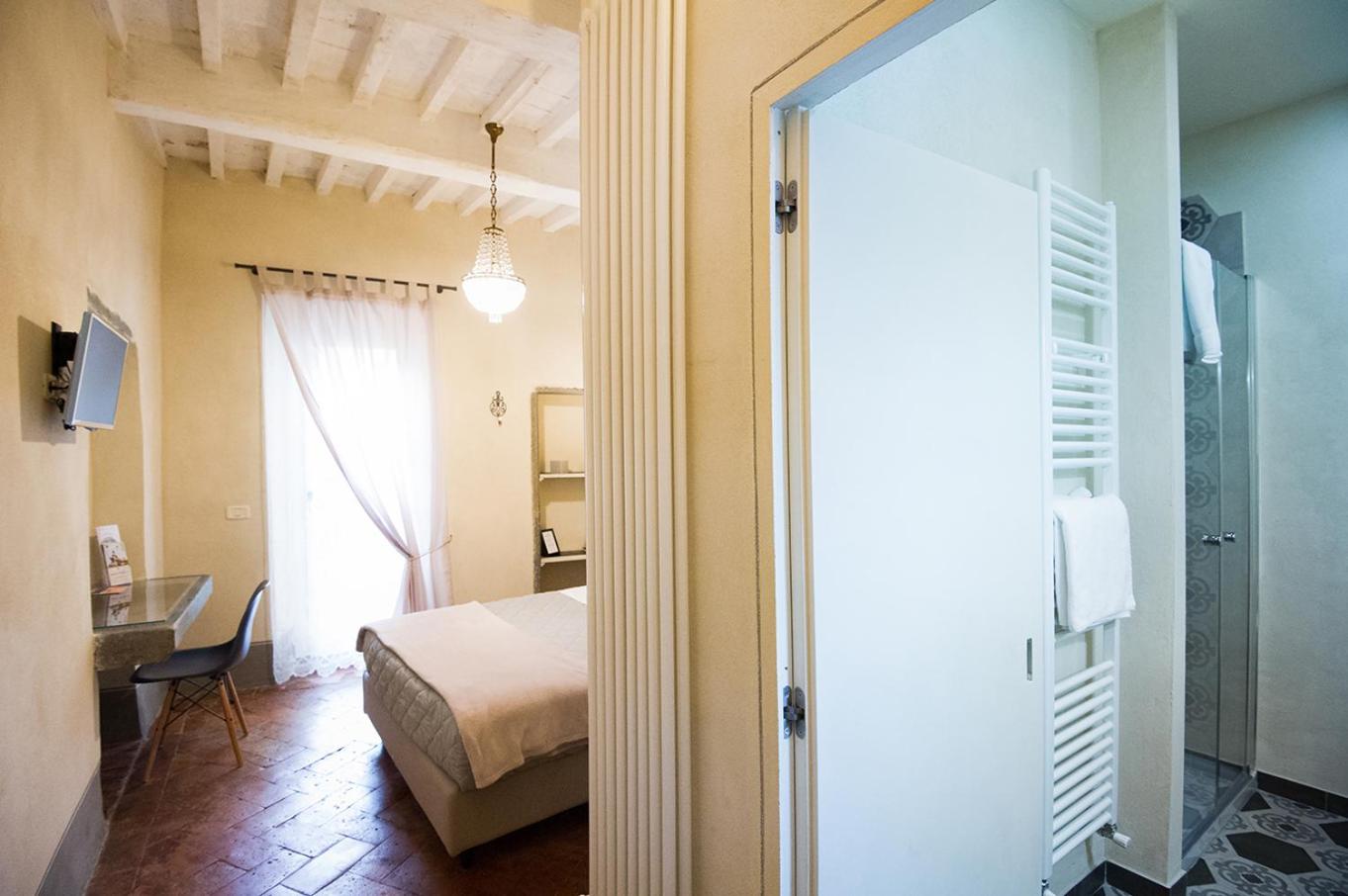 Double Room with Balcony - Photo 3