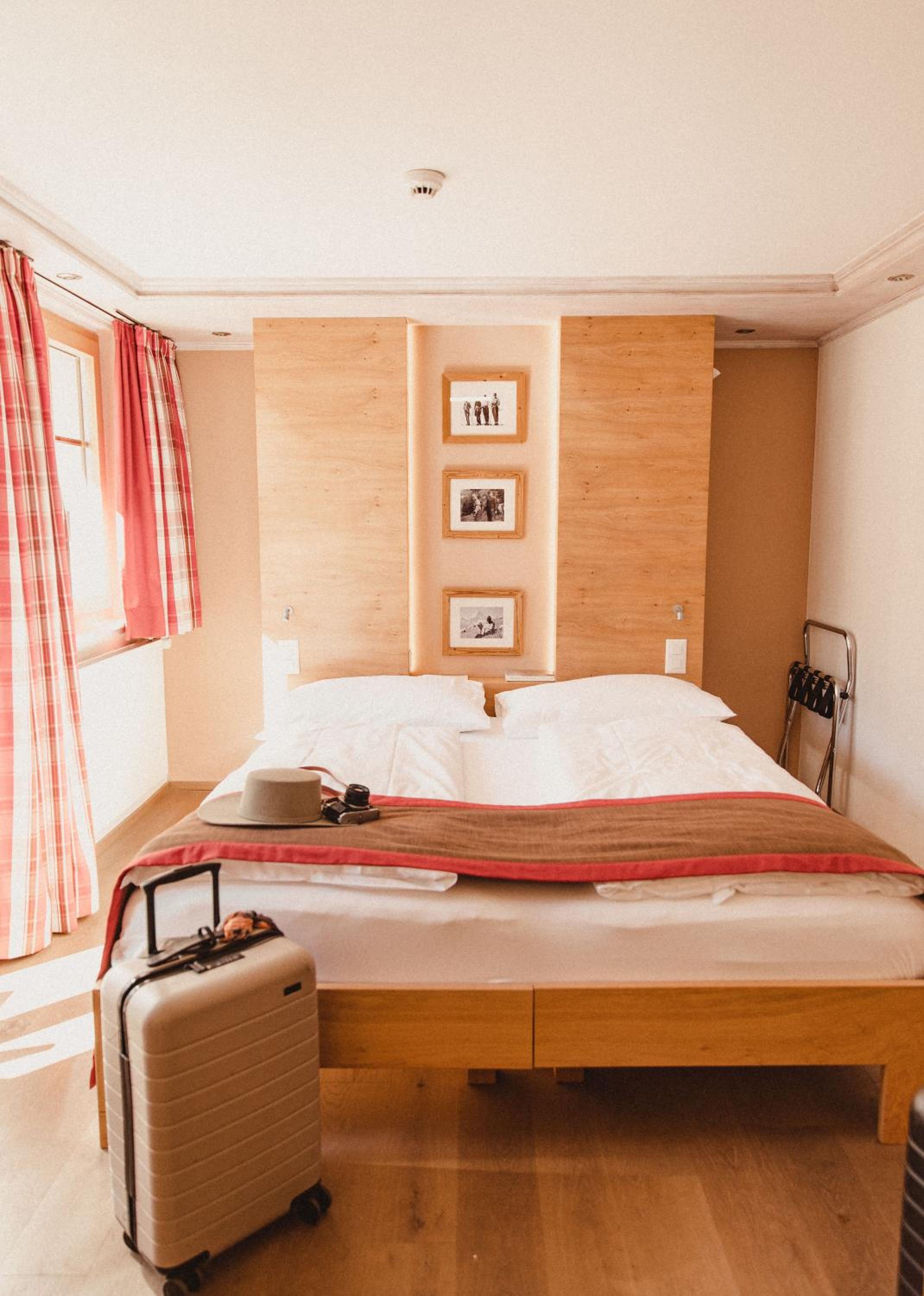 Basic Double or Twin Room with Balcony and Matterhorn View - Photo 5