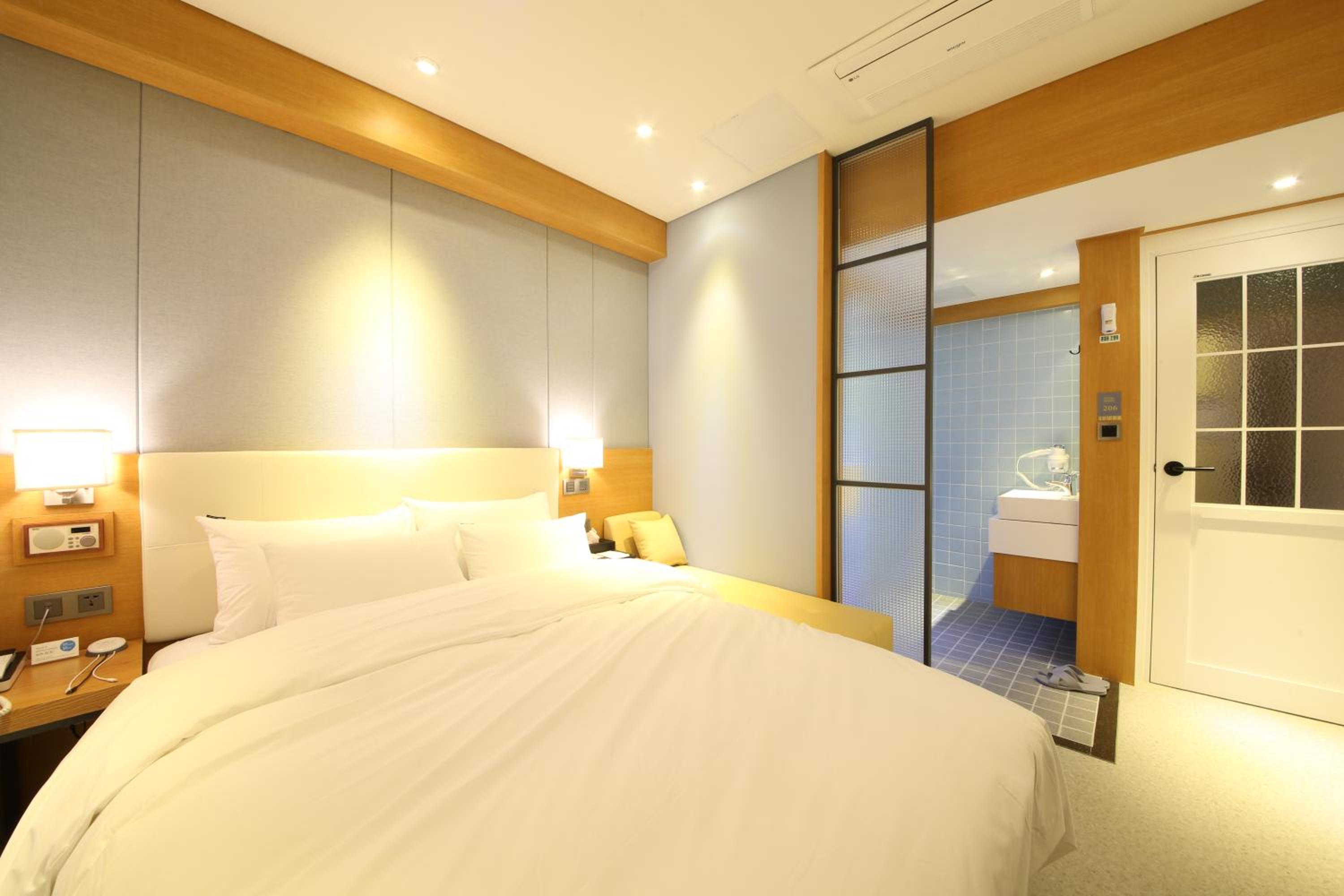 Standard Double Room - Photo 3