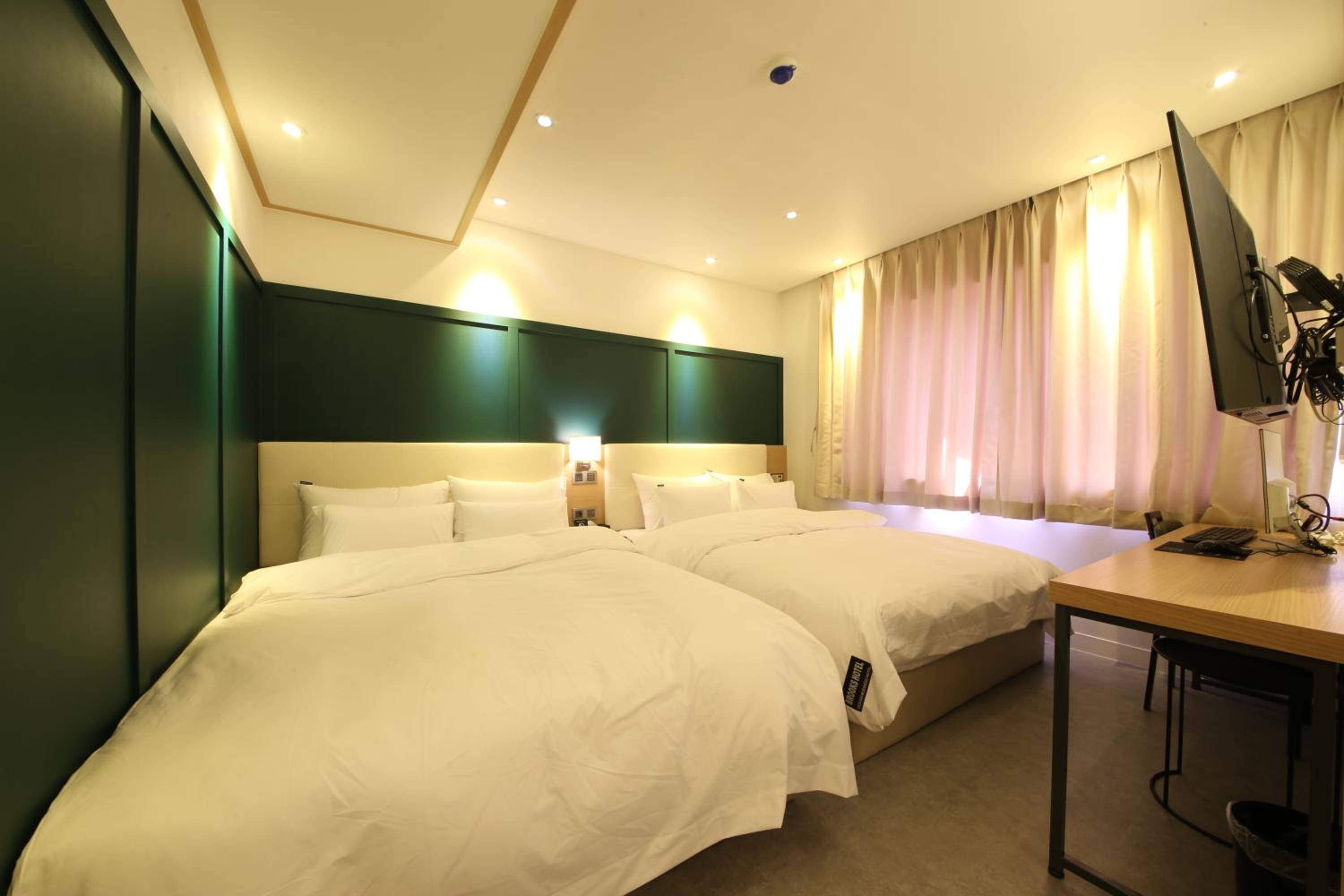 Deluxe Family Suite - Photo 1
