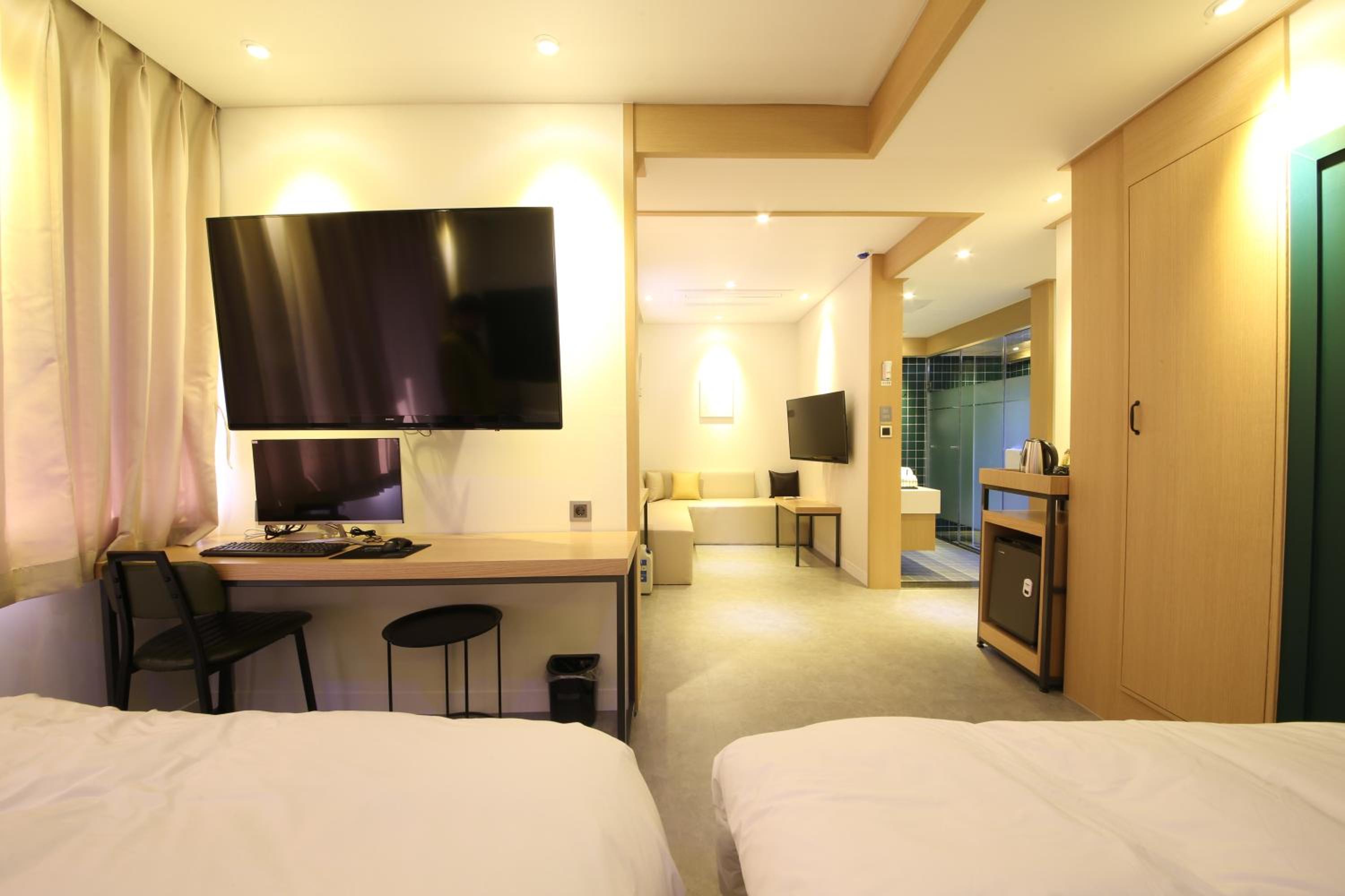 Deluxe Family Suite - Photo 2