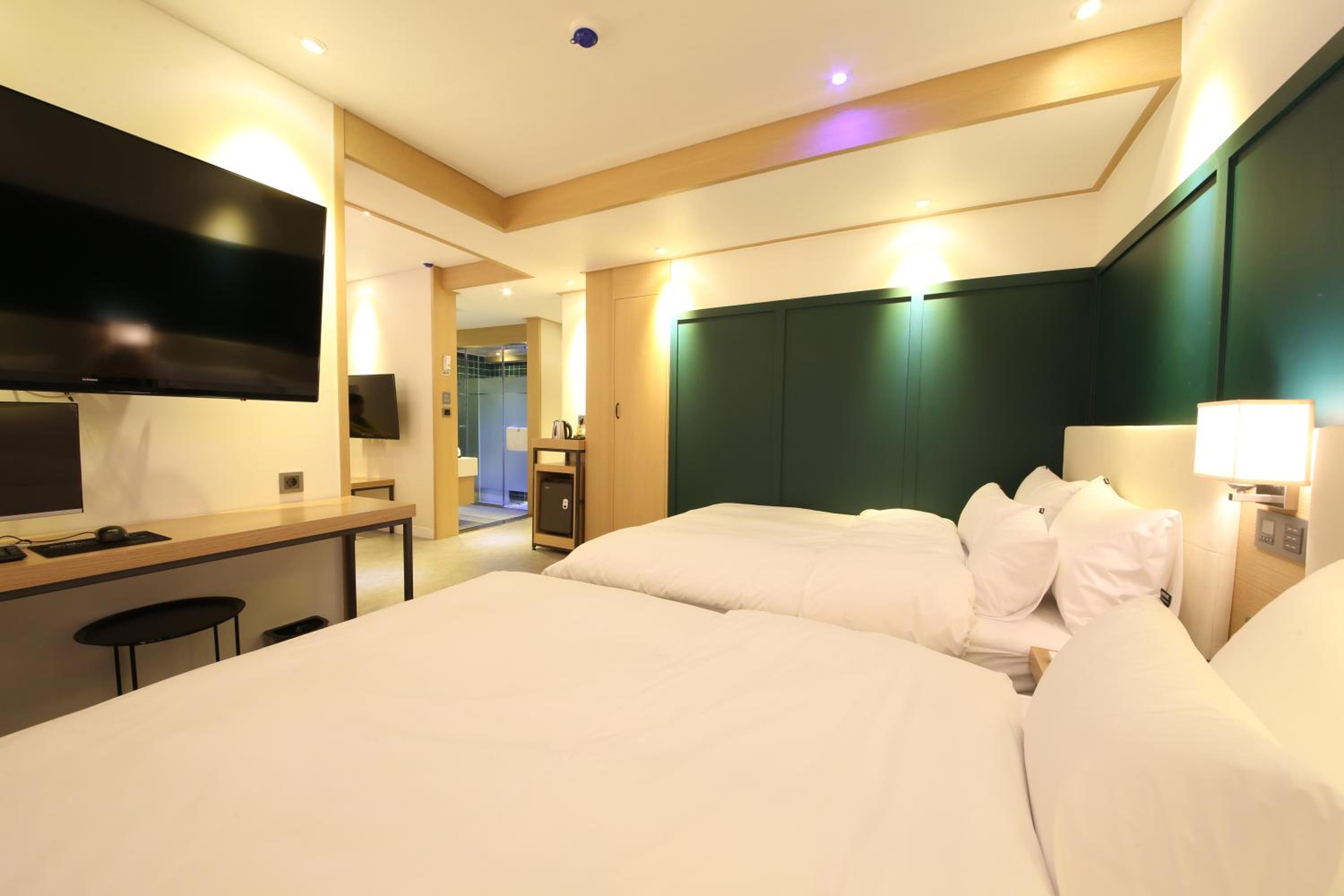 Deluxe Family Suite - Photo 5