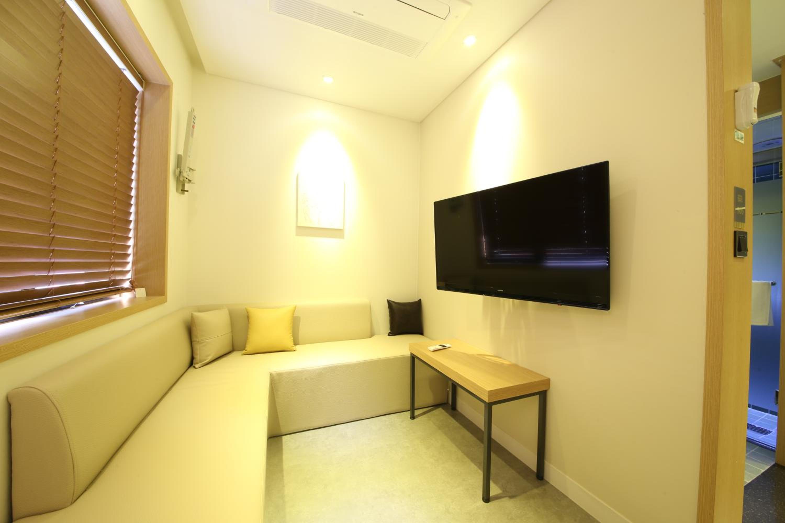 Deluxe Family Suite - Photo 6