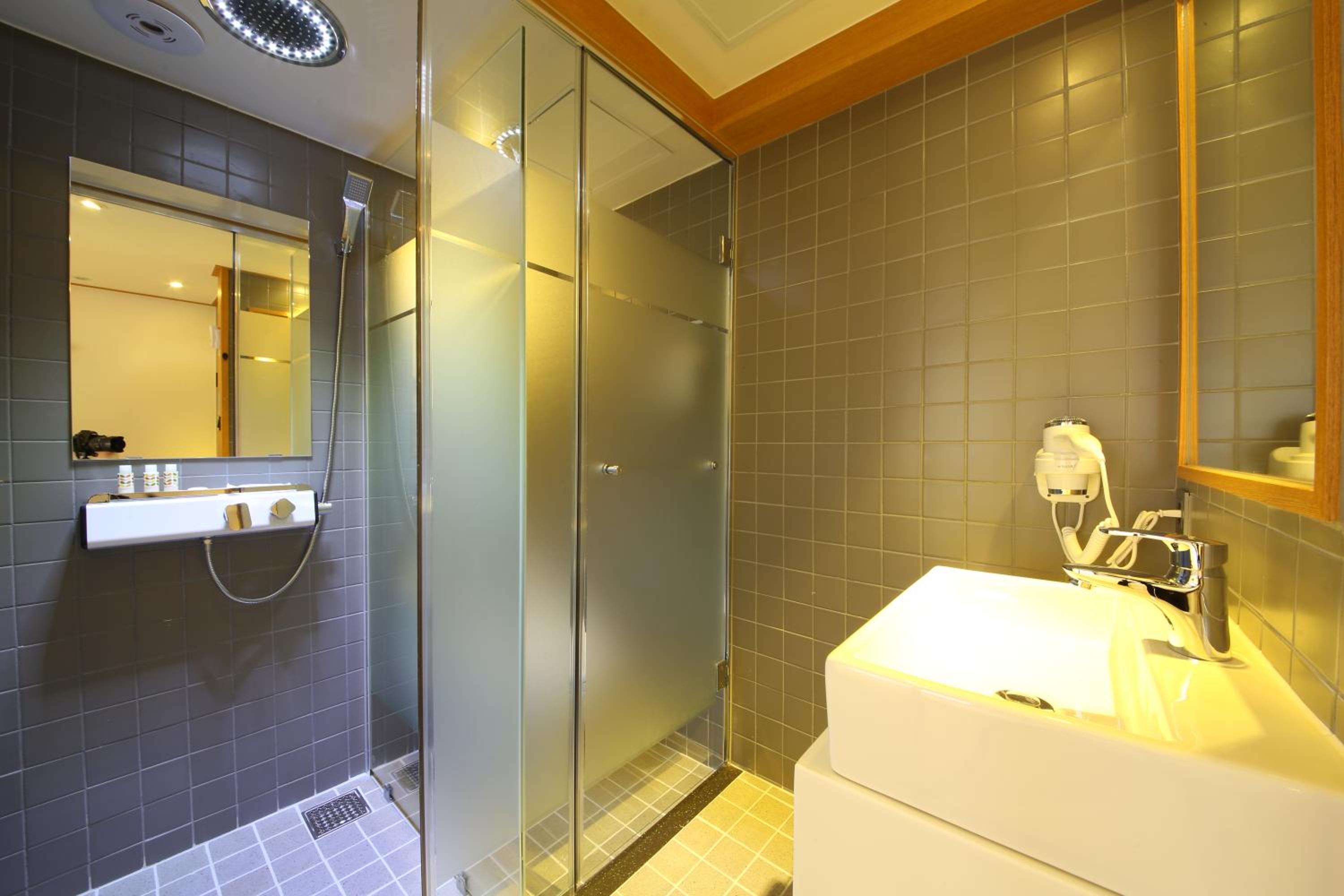 Standard Double Room - Photo 5