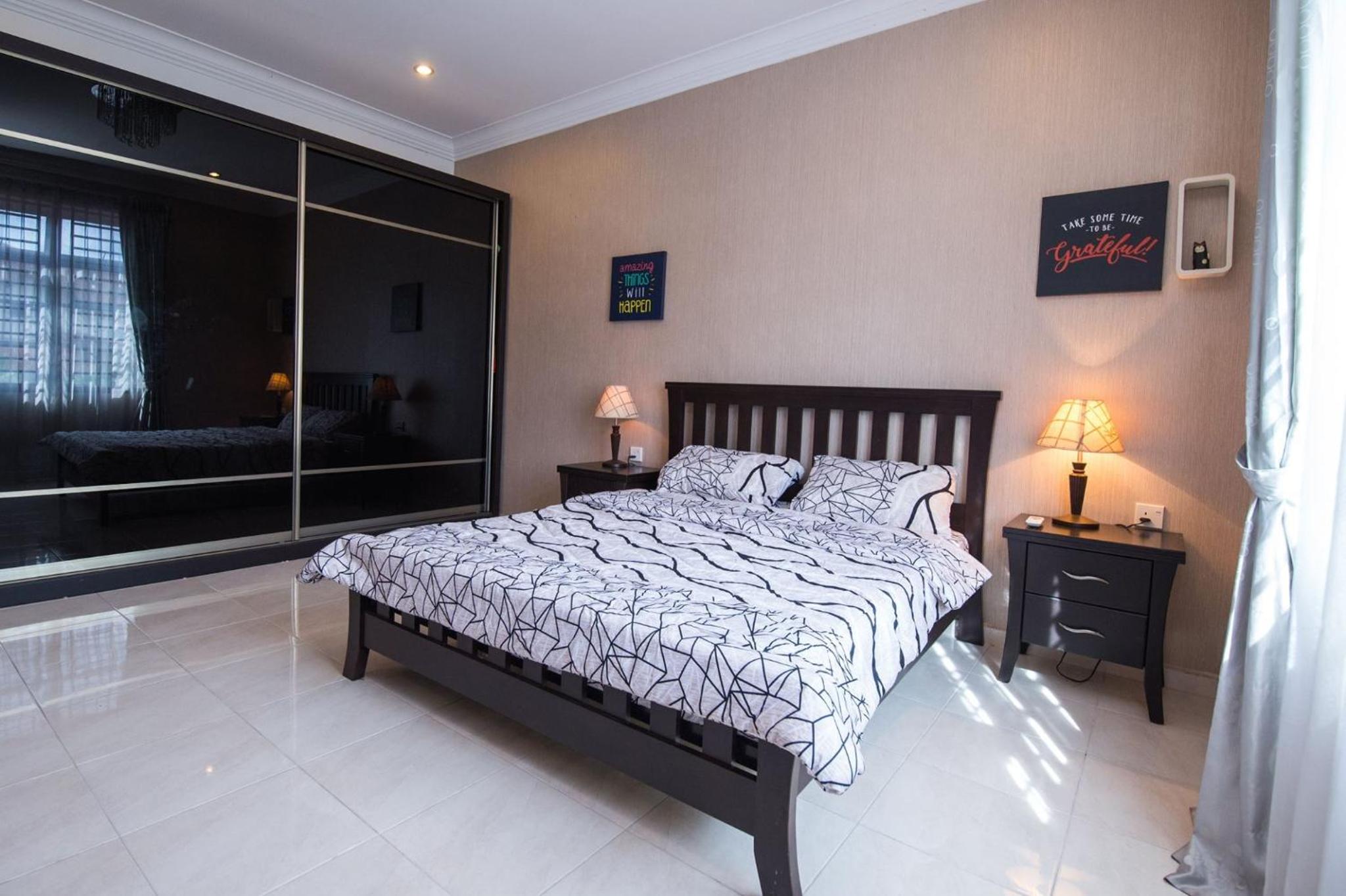 Four-Bedroom House photo 3