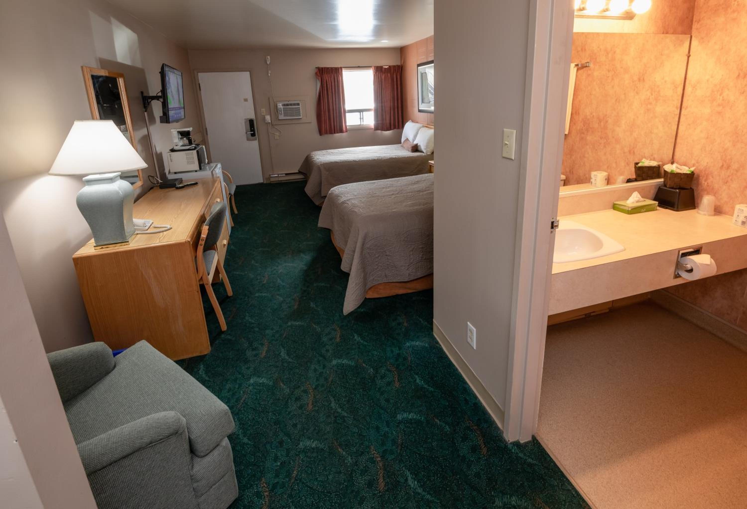 Queen Room with Two Queen Beds - Non-Smoking - Photo 1
