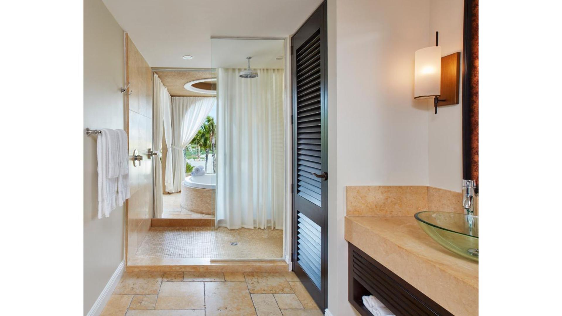 Lodge Island King Suite - Photo 2