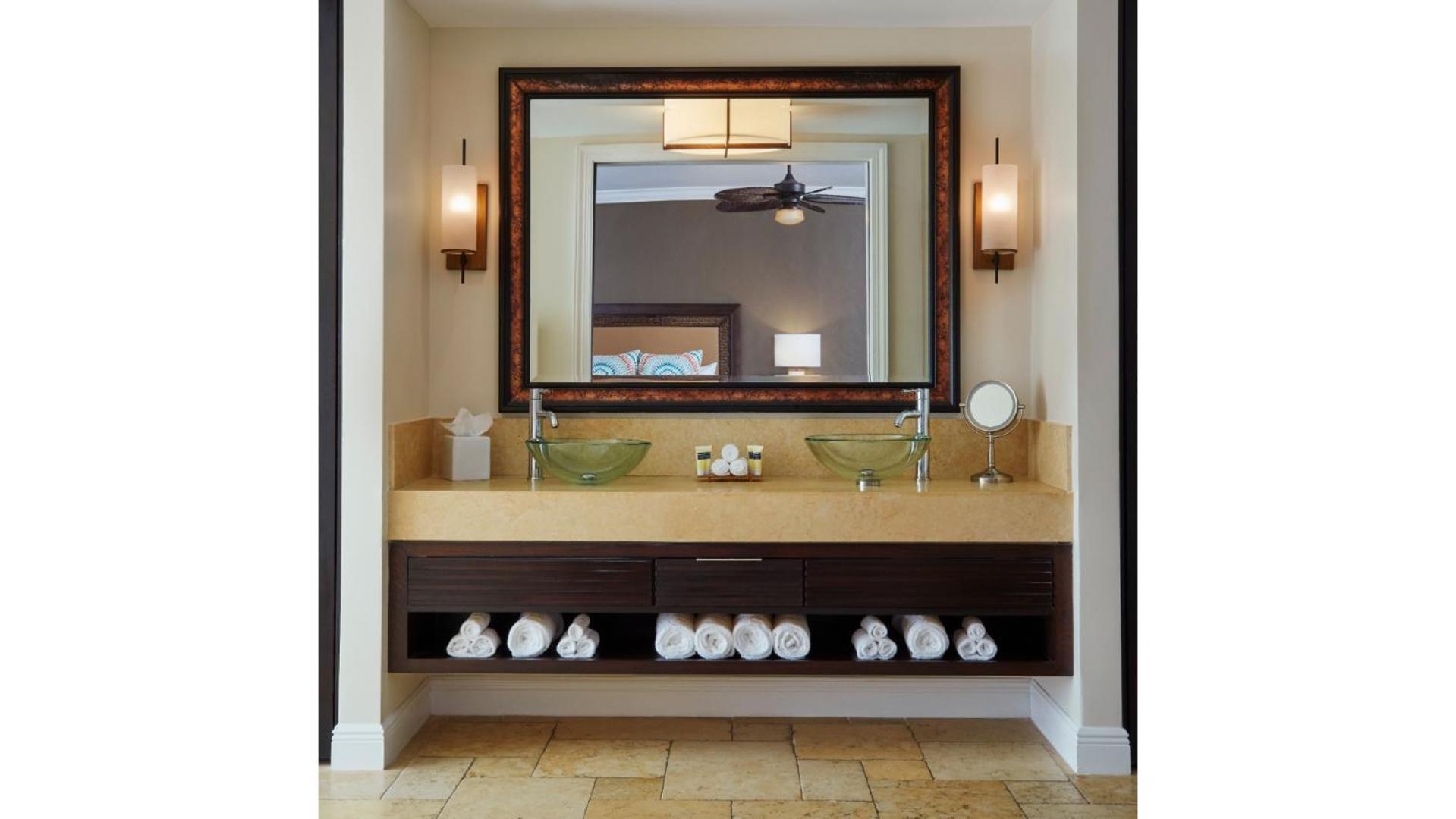 Lodge Island King Suite - Photo 6