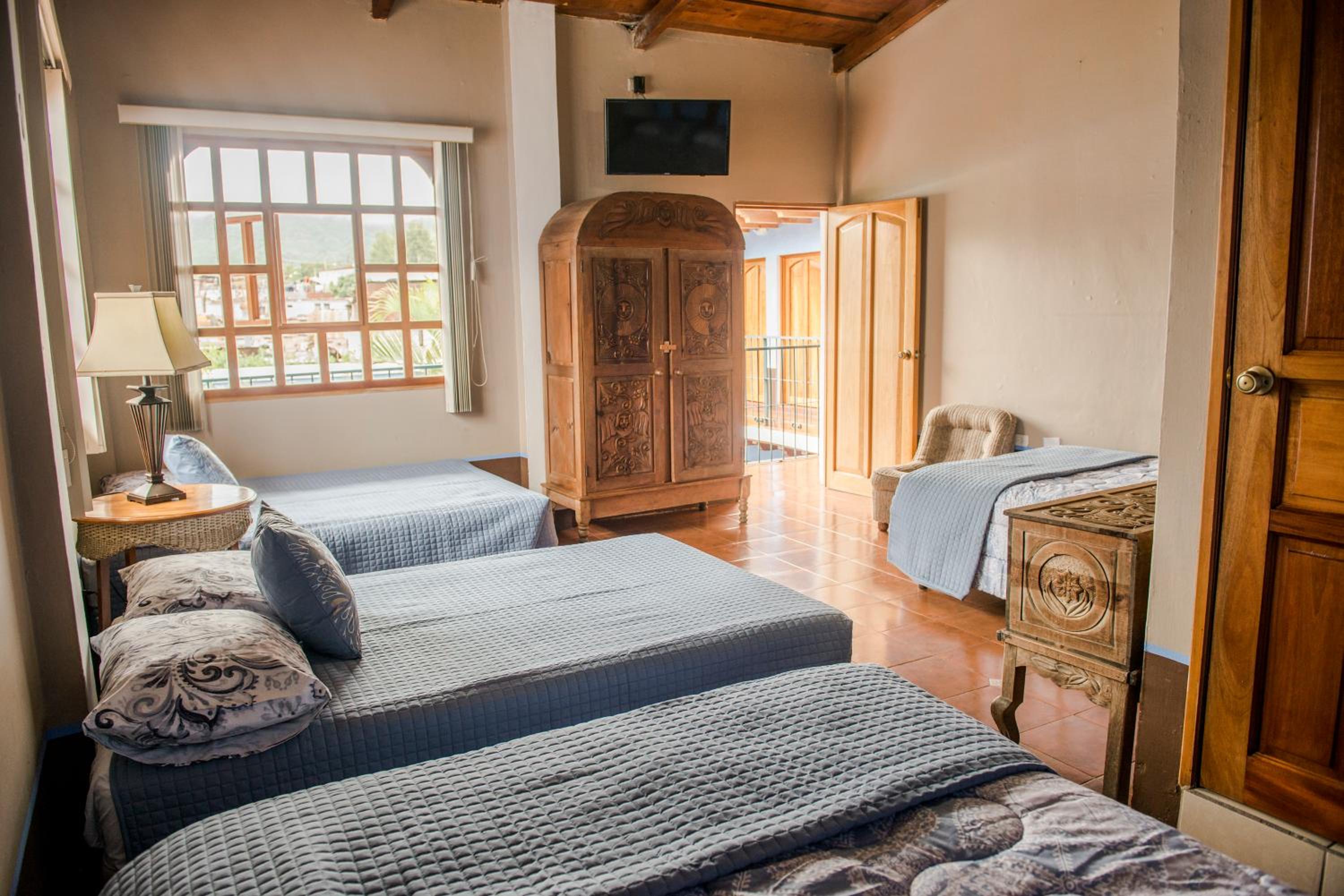 Quadruple Room with Private Bathroom photo 2