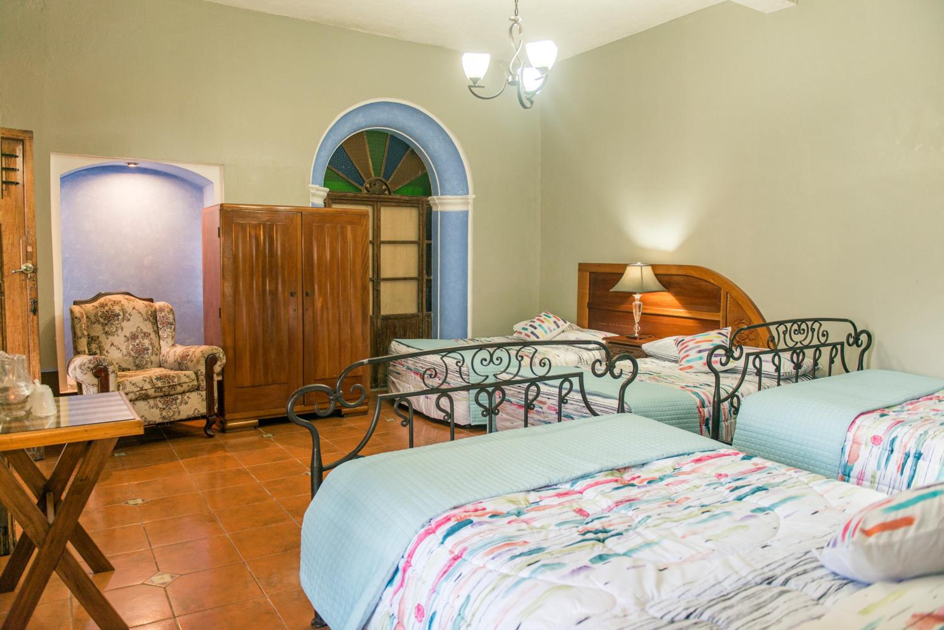 Quadruple Room with Private Bathroom photo 3
