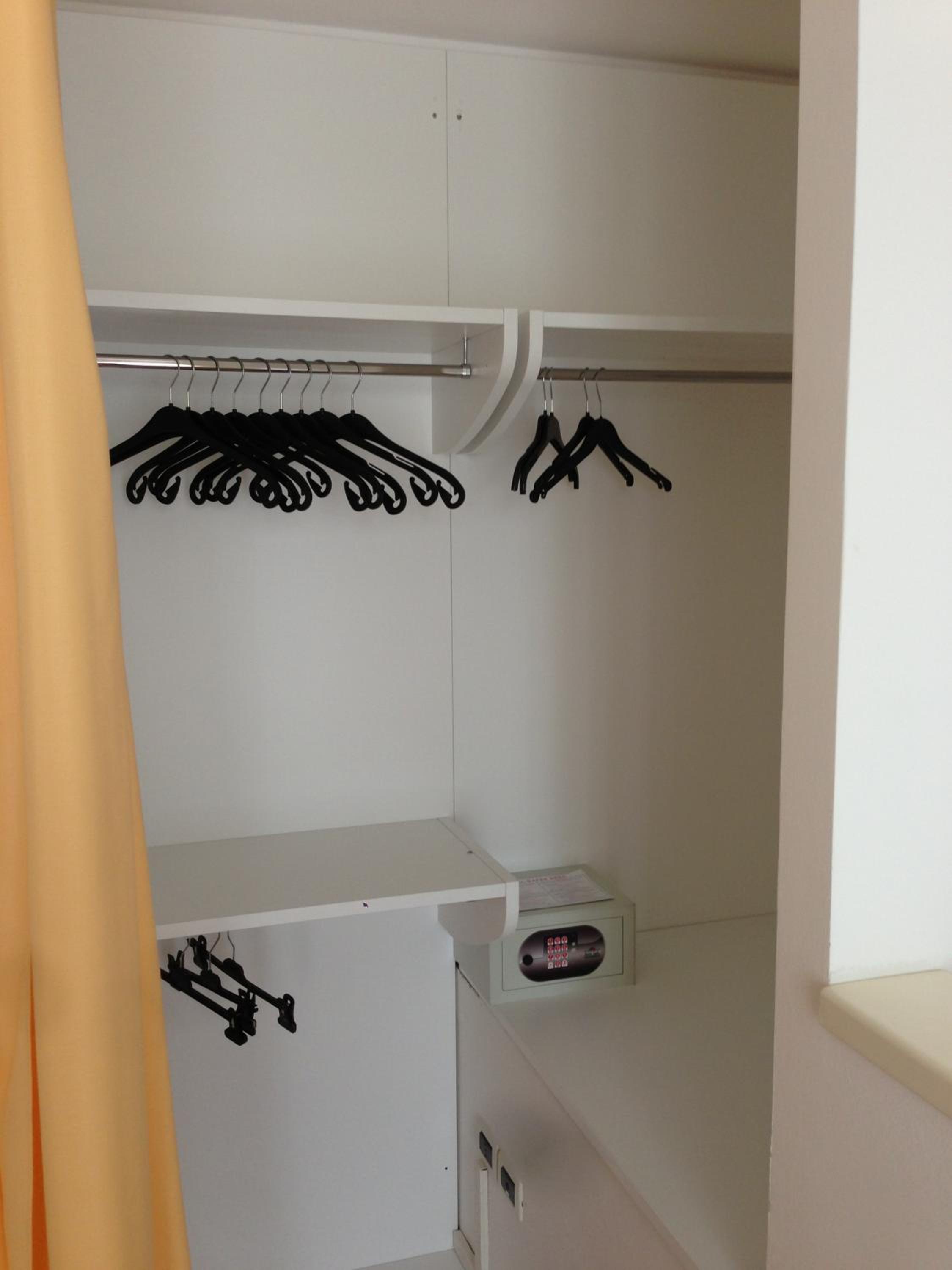 One-Bedroom Apartment (5 Adults) - Photo 13