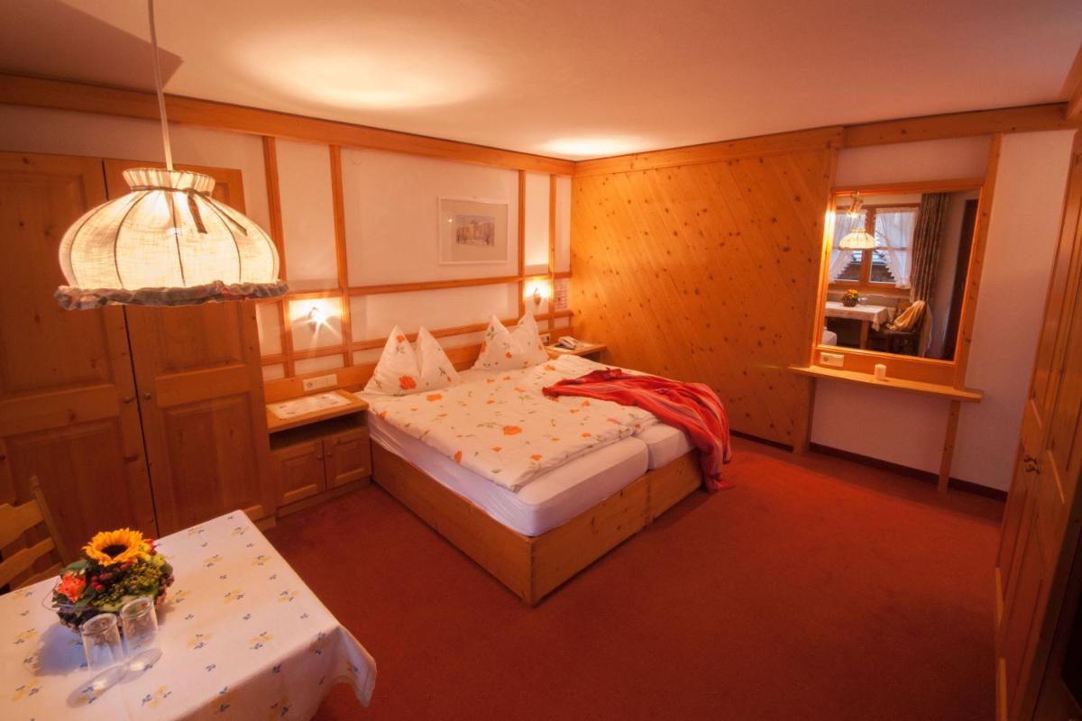 Double Room with Balcony - Photo 5