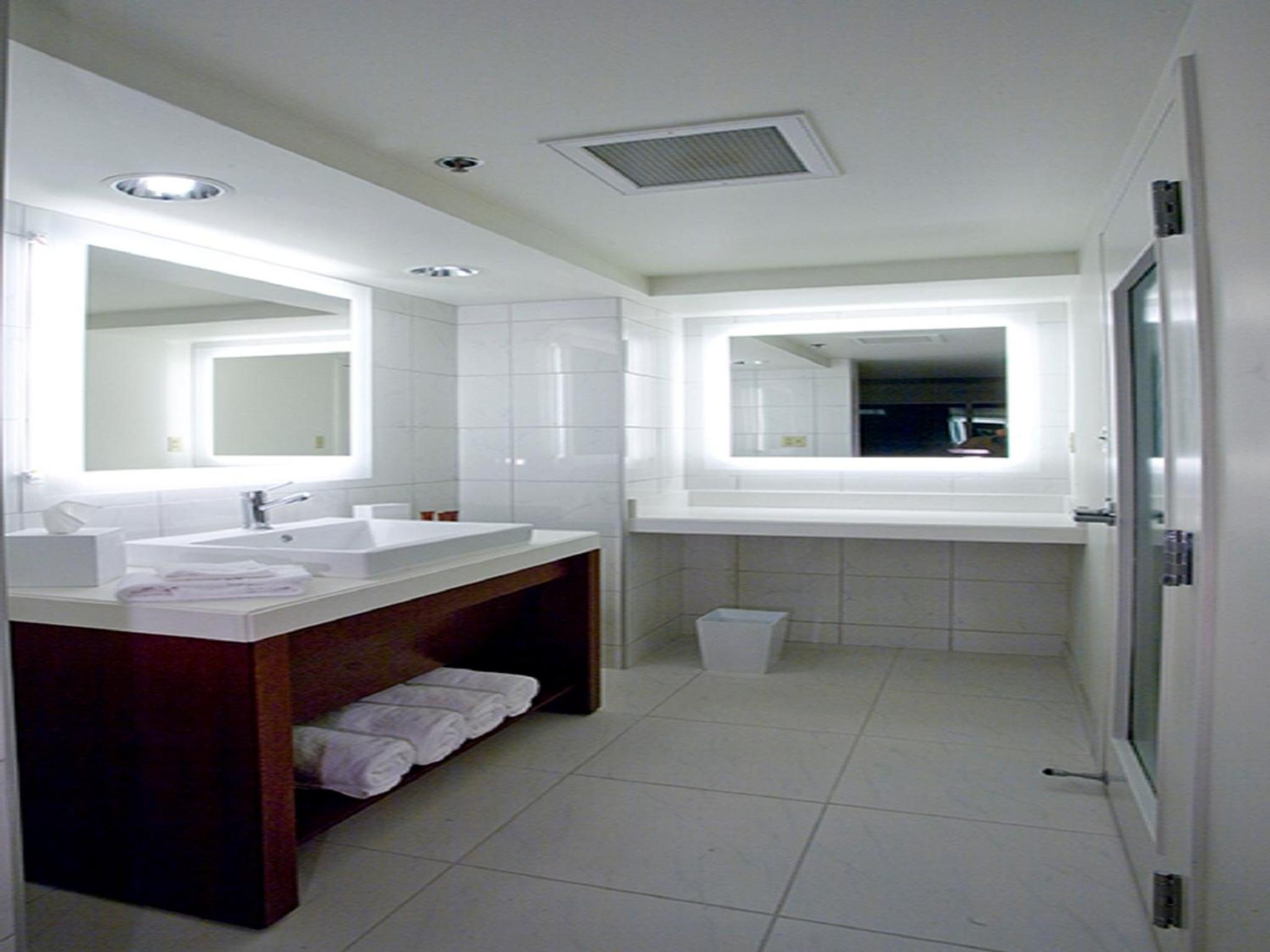 King Suite with Jacuzzi Tub - Smoking photo 2