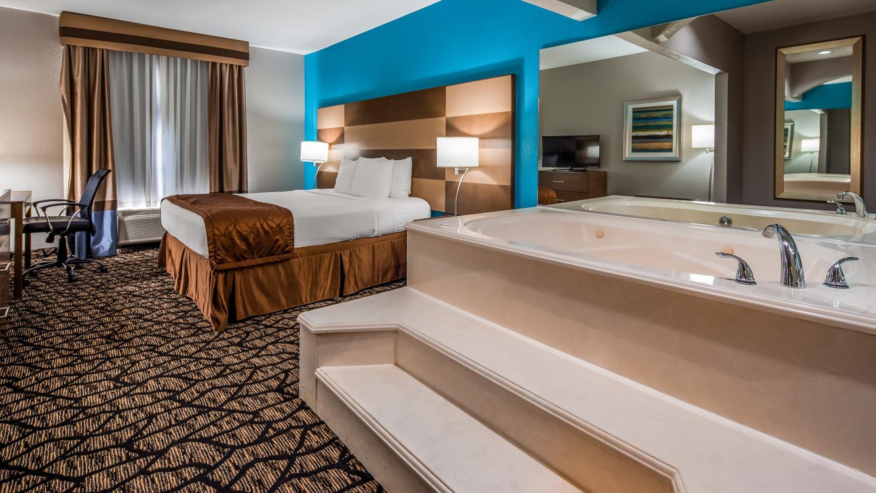 King Room with Hot Tub - Non-Smoking - Photo 1