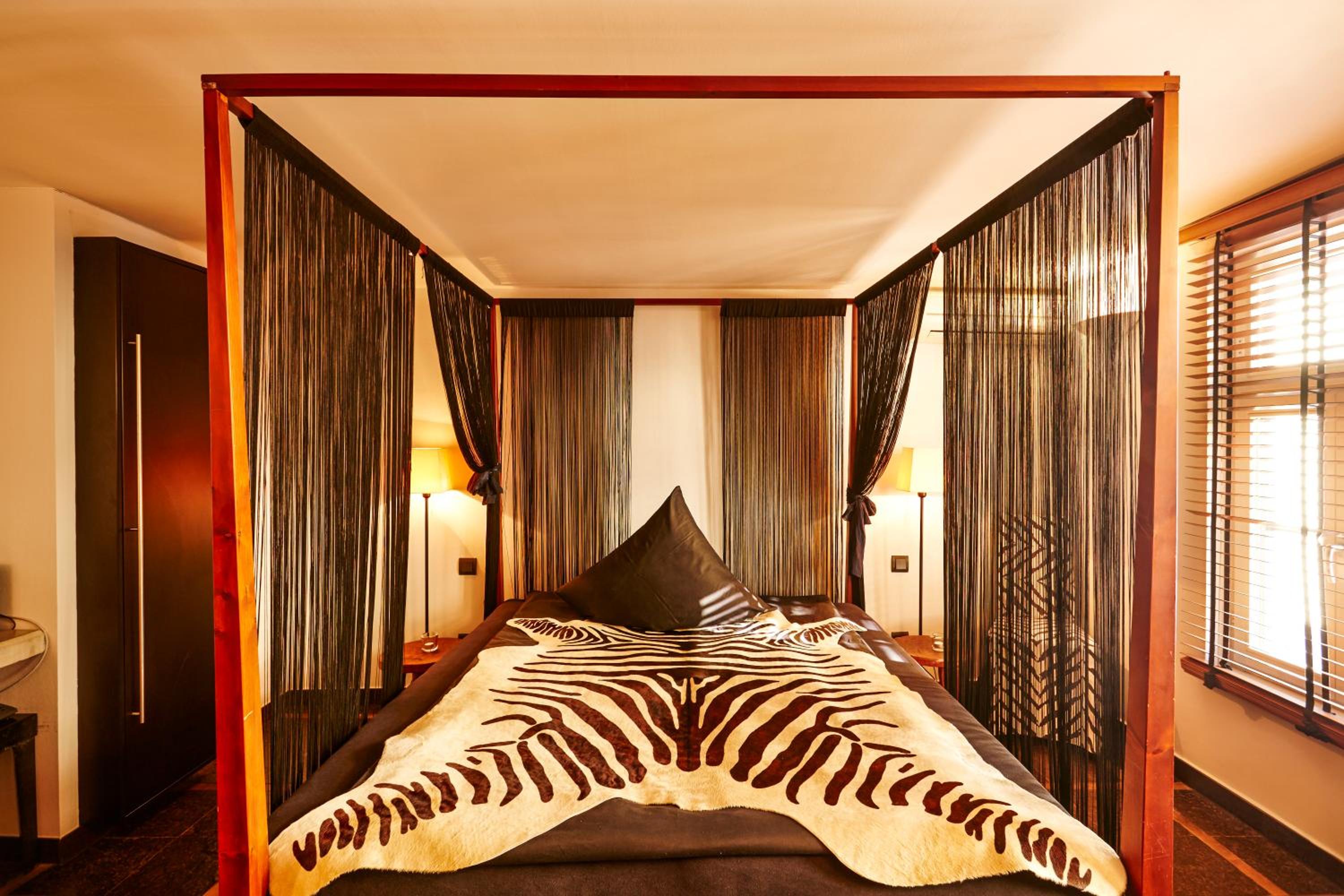 Double Room with Spa Bath - Photo 2