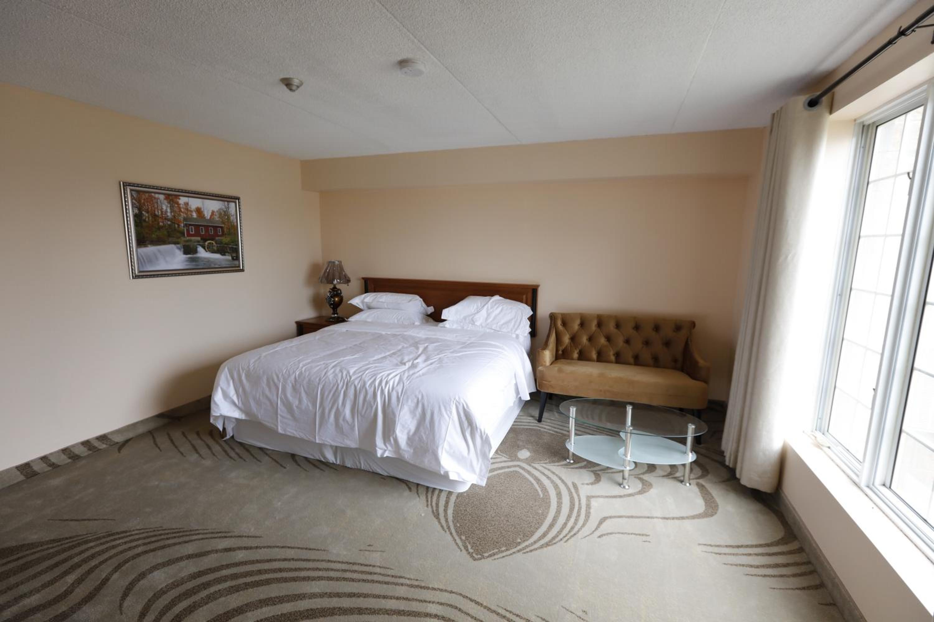 Deluxe Double Room (2 Adults + 1 Child) photo 2
