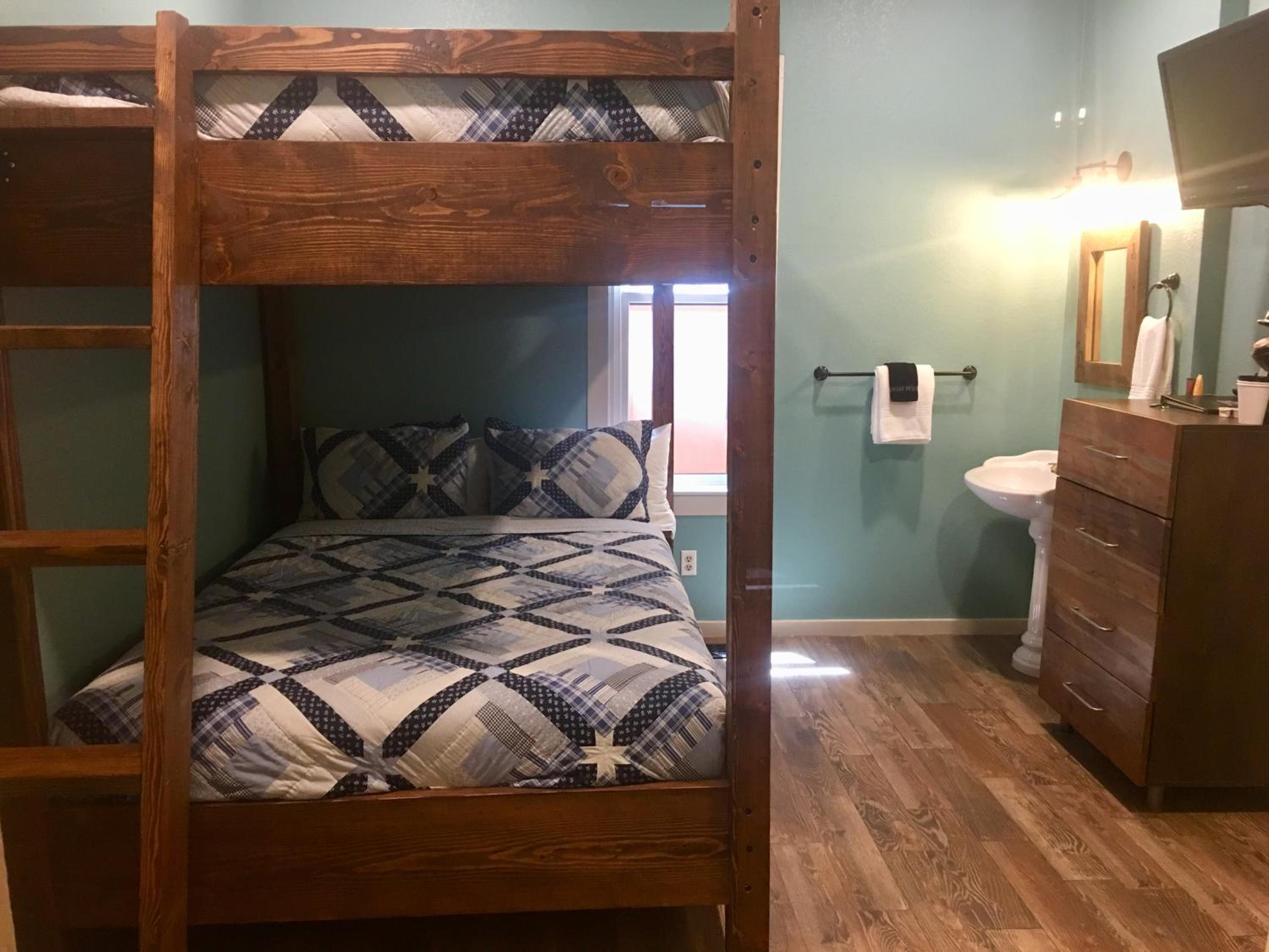 Queen Room with Queen Bunk Beds photo 2