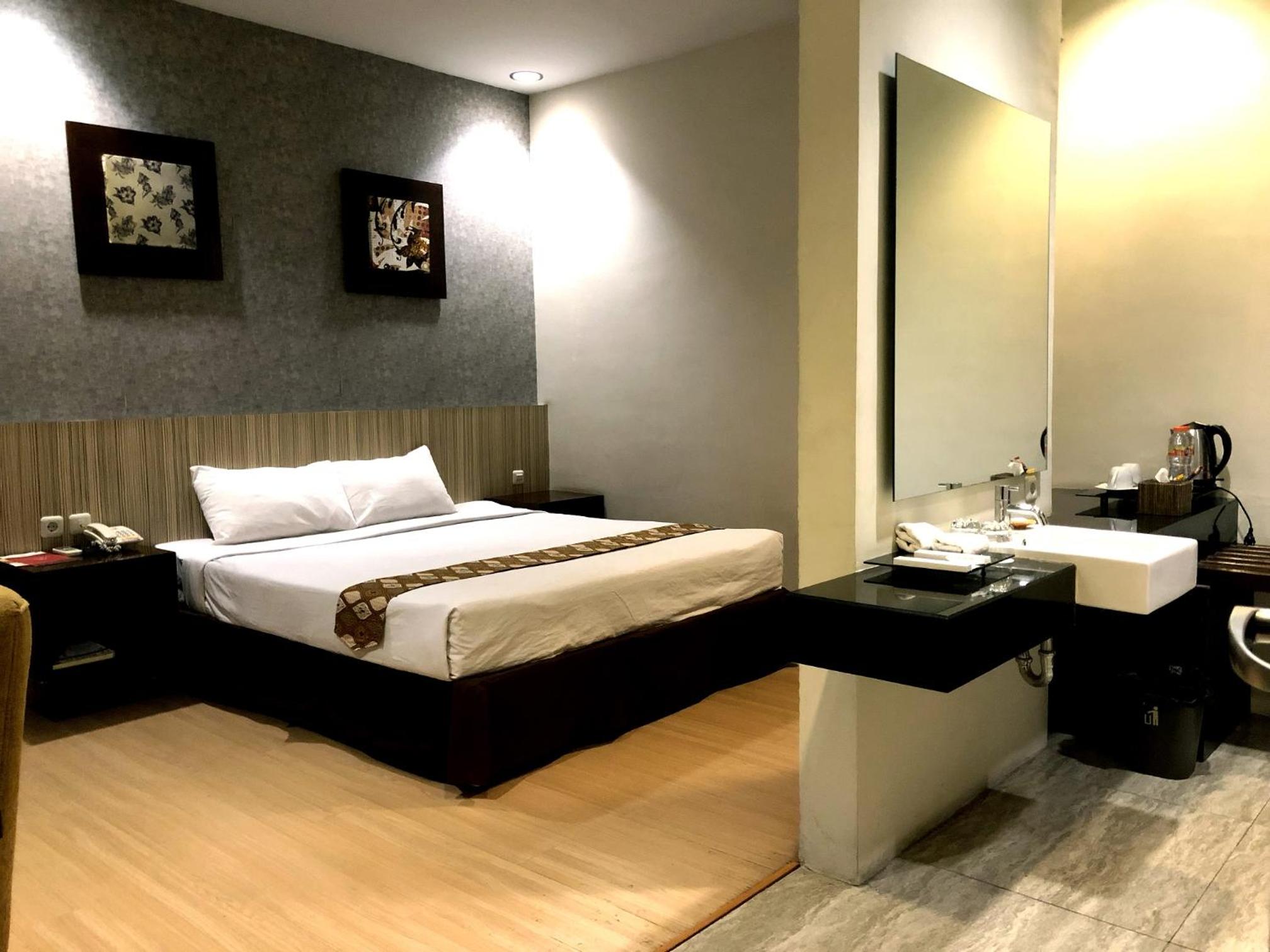 Deluxe King Room photo 1