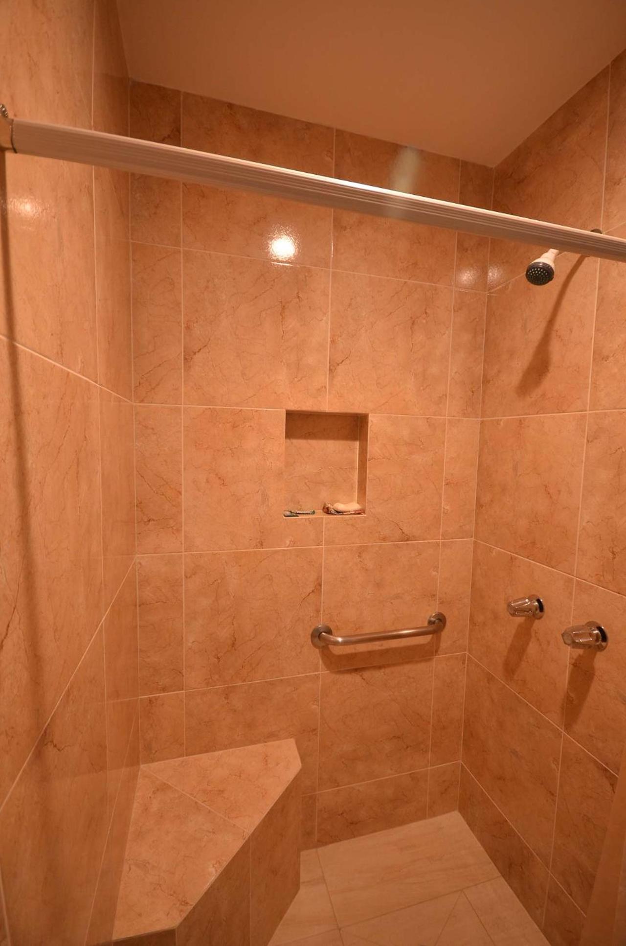 Standard Suite - Photo 15