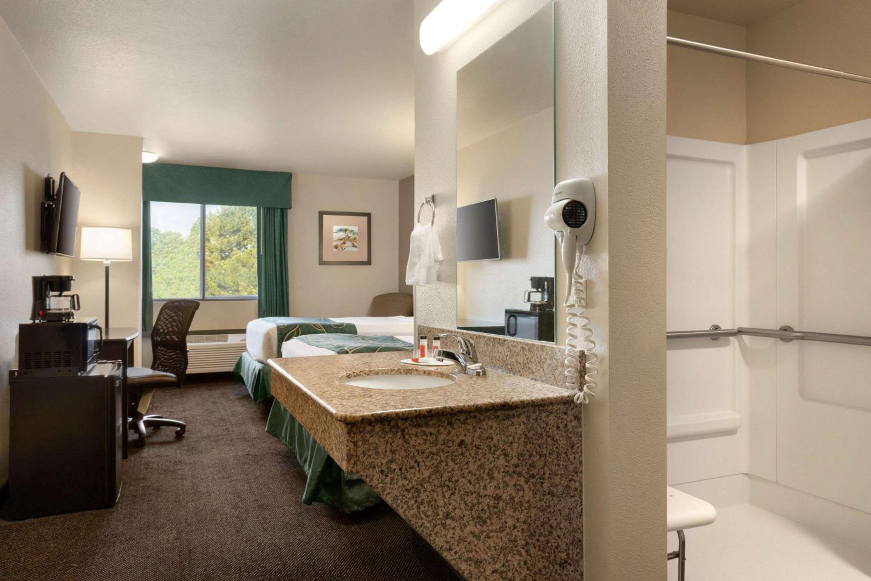Queen Room with Two Queen Beds - Non-Smoking - Photo 1