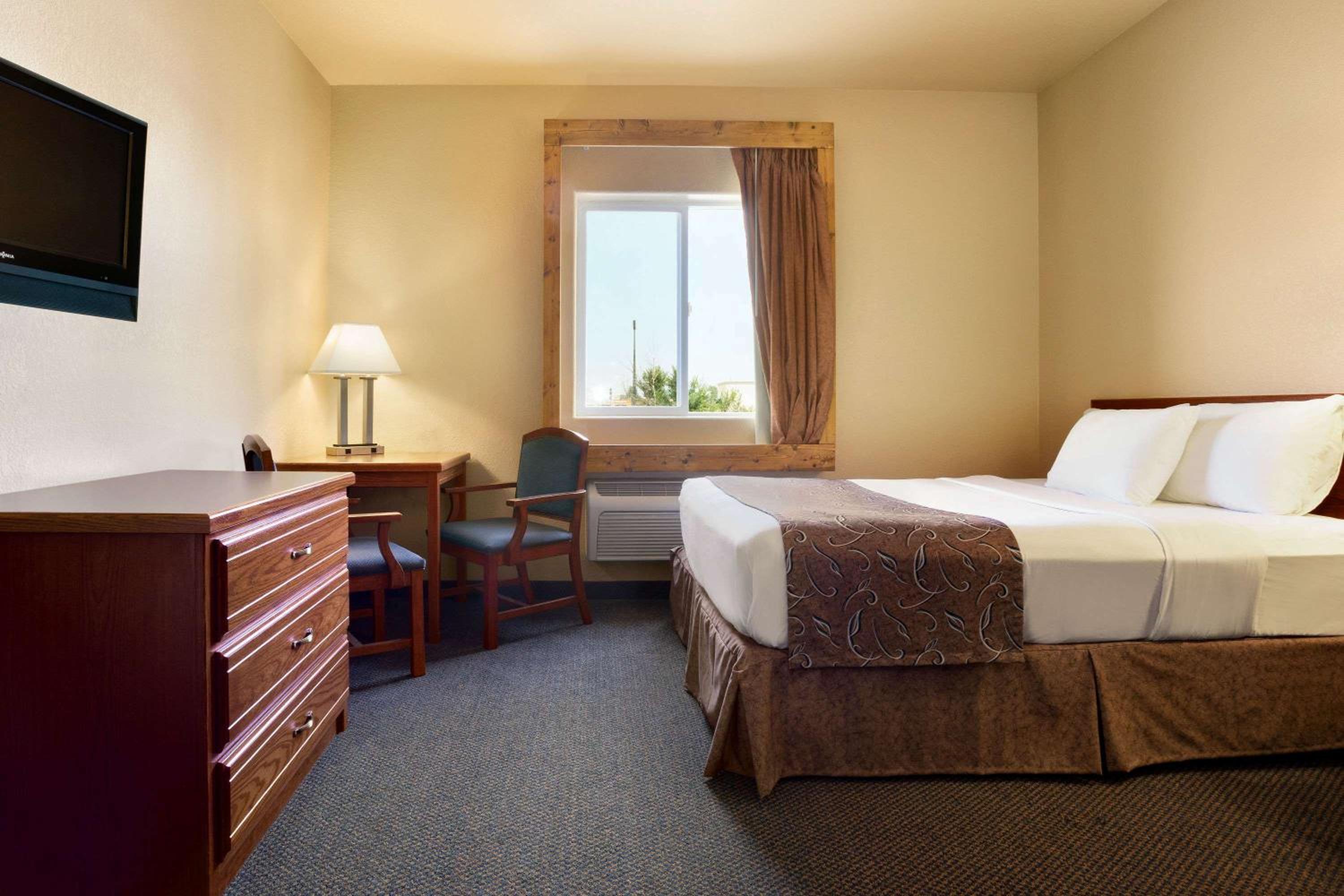 Queen Room - Mobility Access/Non-Smoking photo 1
