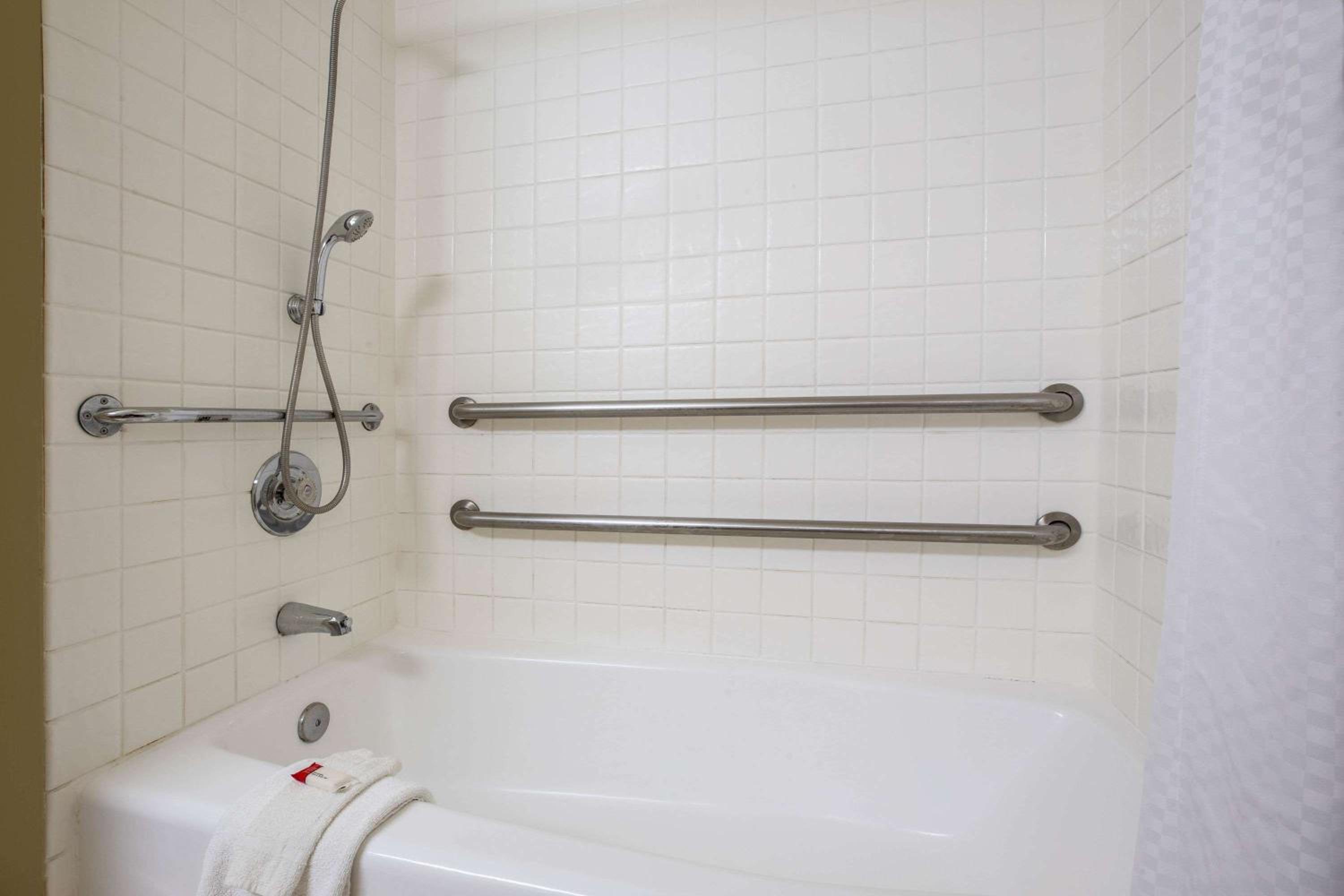 1 King Bed, Mobility Accessible Suite, Kitchenette, Non-Smoking - Photo 5