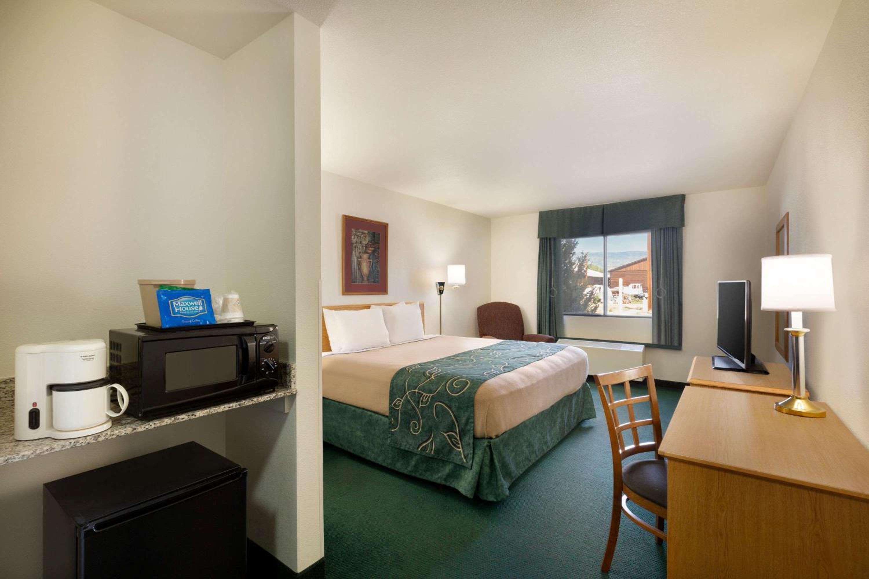 King Room - Non-Smoking - Photo 1