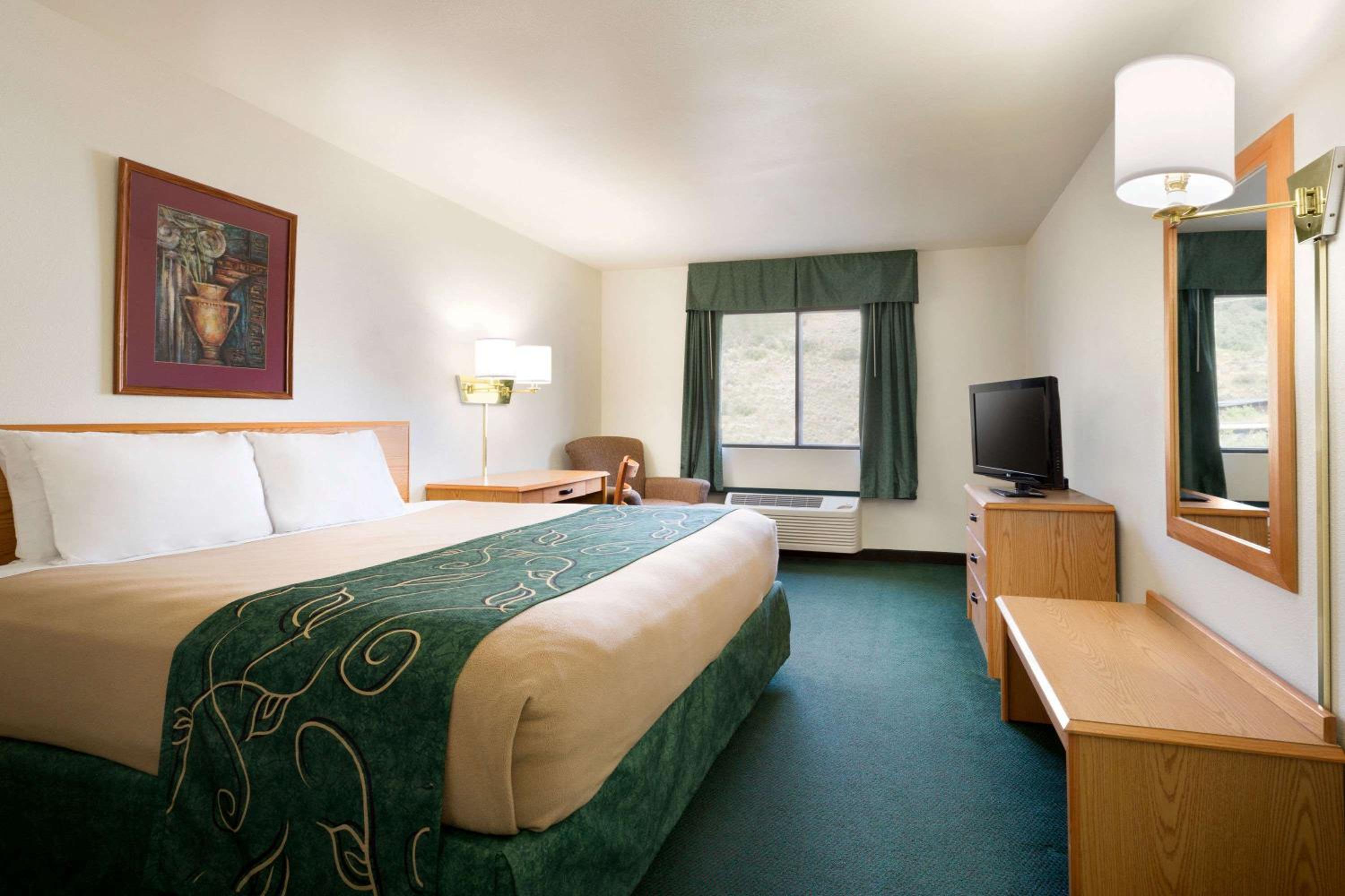 King Room - Non-Smoking - Photo 3