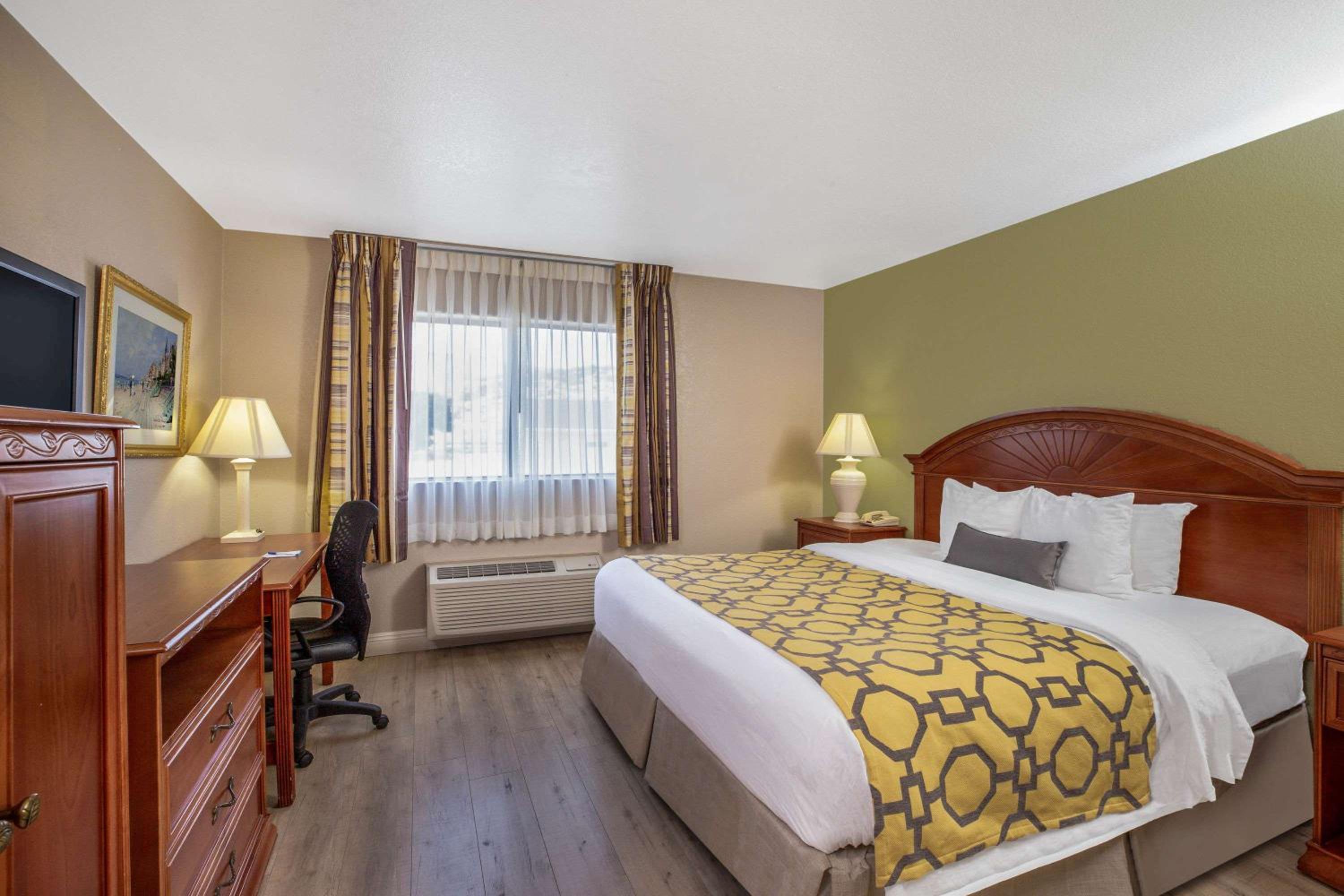 1 King Bed, Mobility Accessible Suite, Kitchenette, Non-Smoking - Photo 1