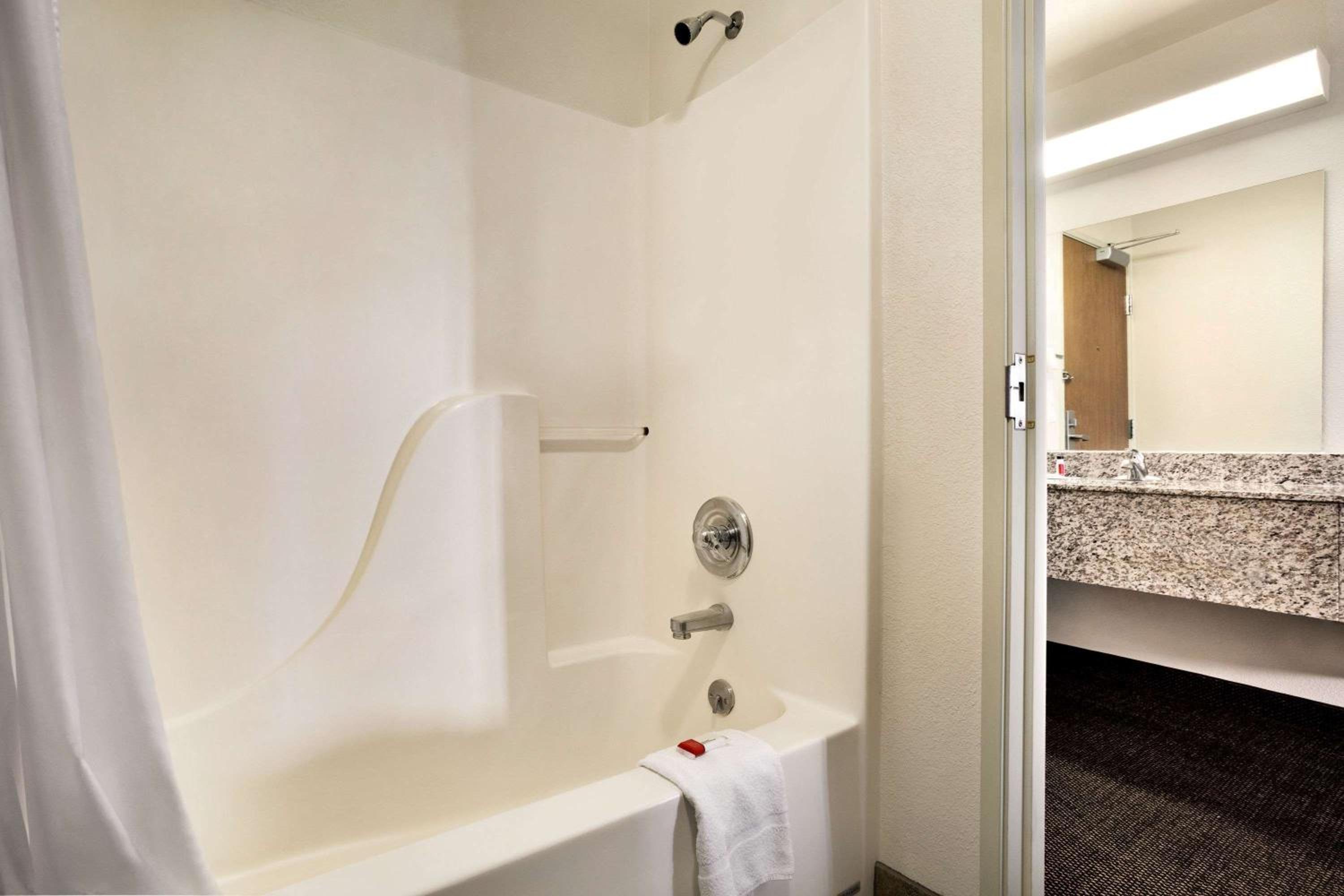 Queen Room - Non-Smoking - Photo 2