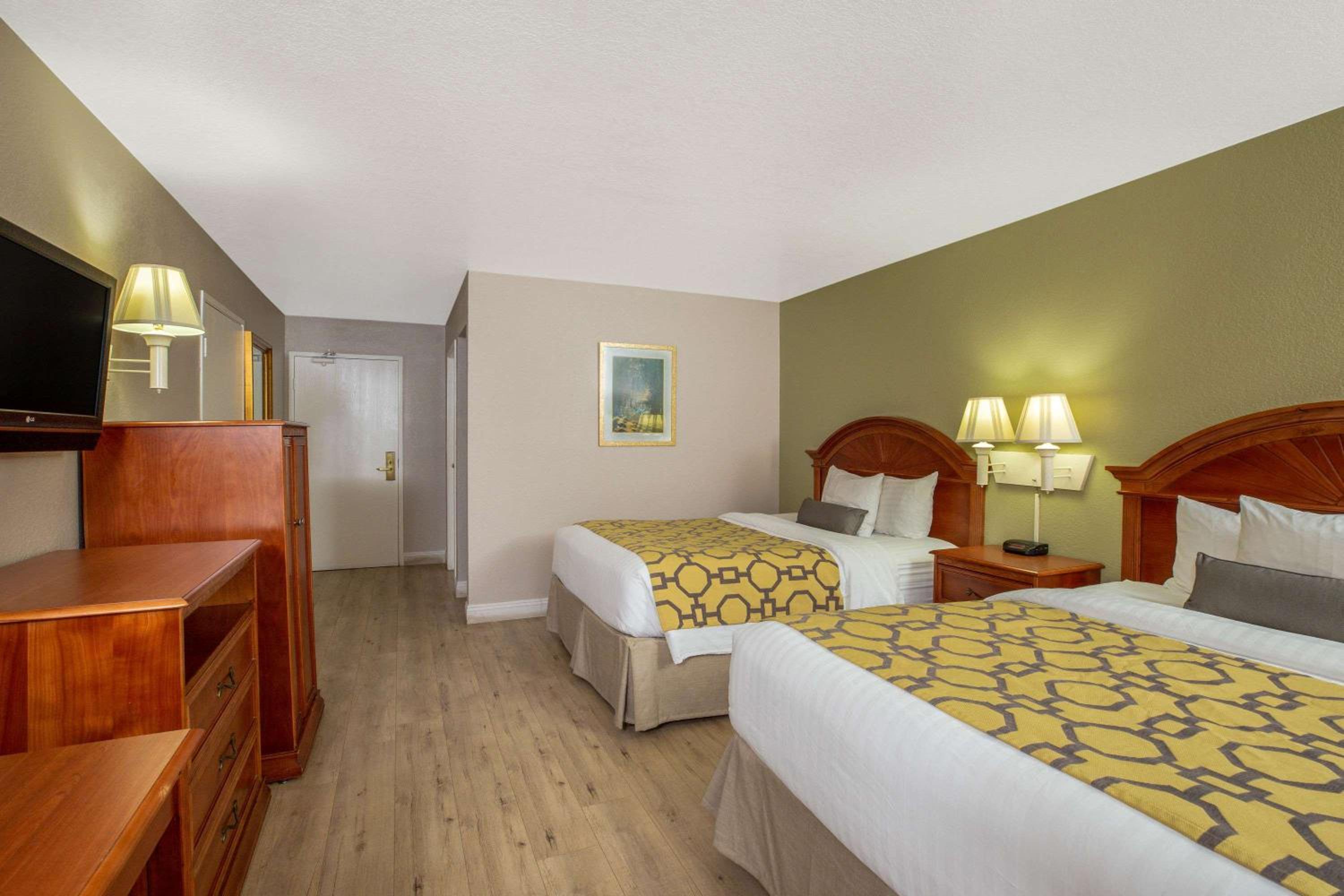 Queen Room with Two Queen Beds - Disability Access - Photo 4