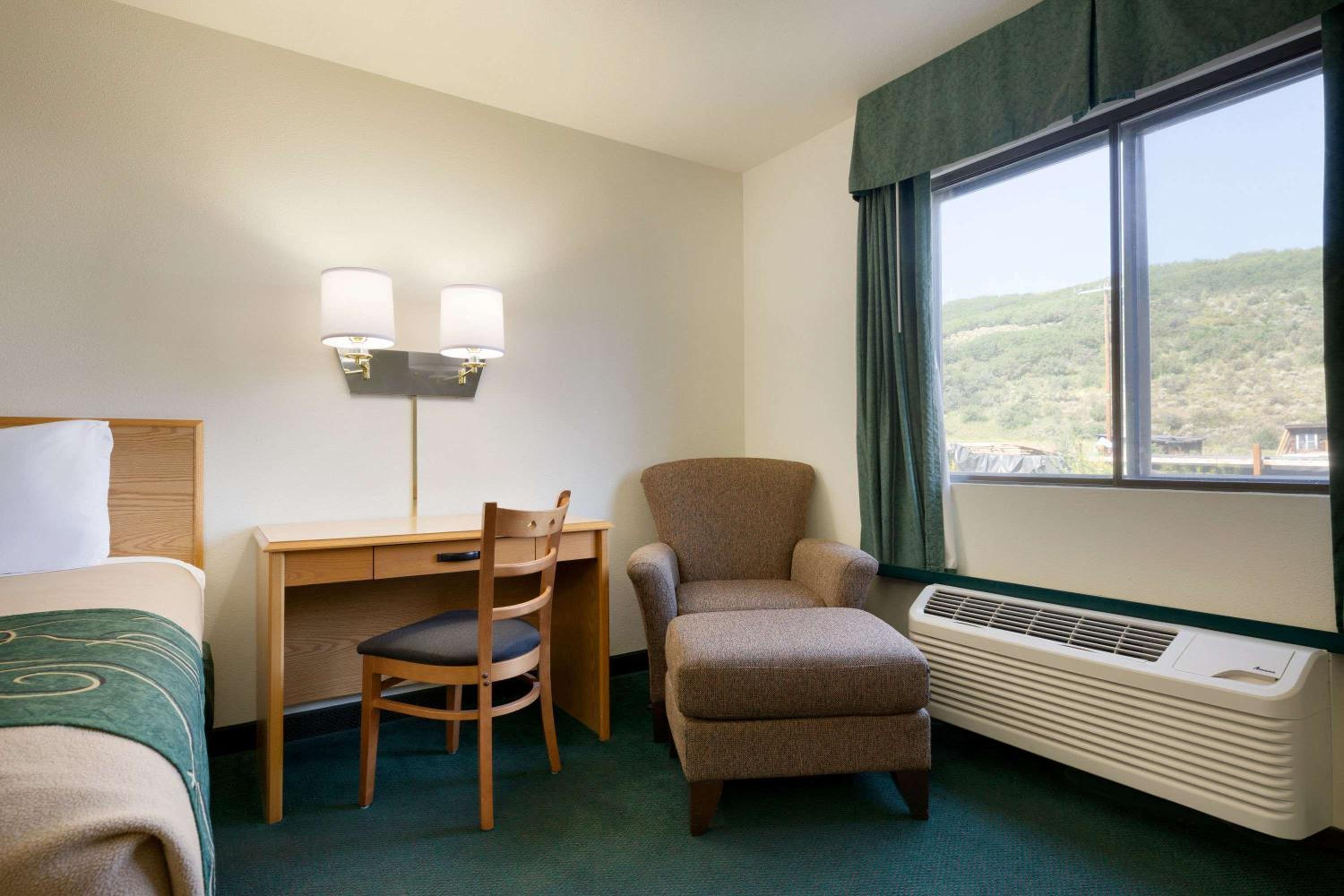 Double Room - Non-Smoking  - Photo 4