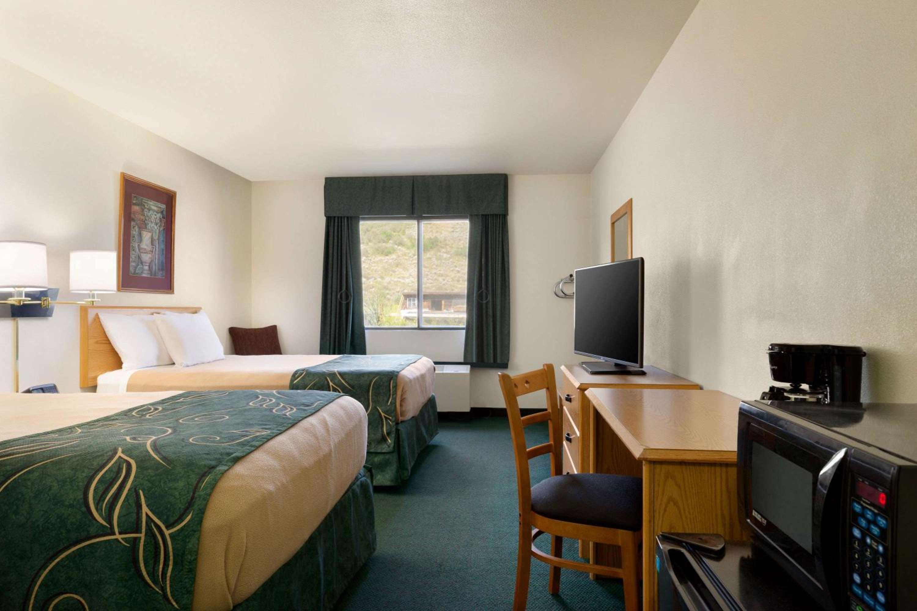 Double Room with Two Double Beds - Non-Smoking - Photo 4