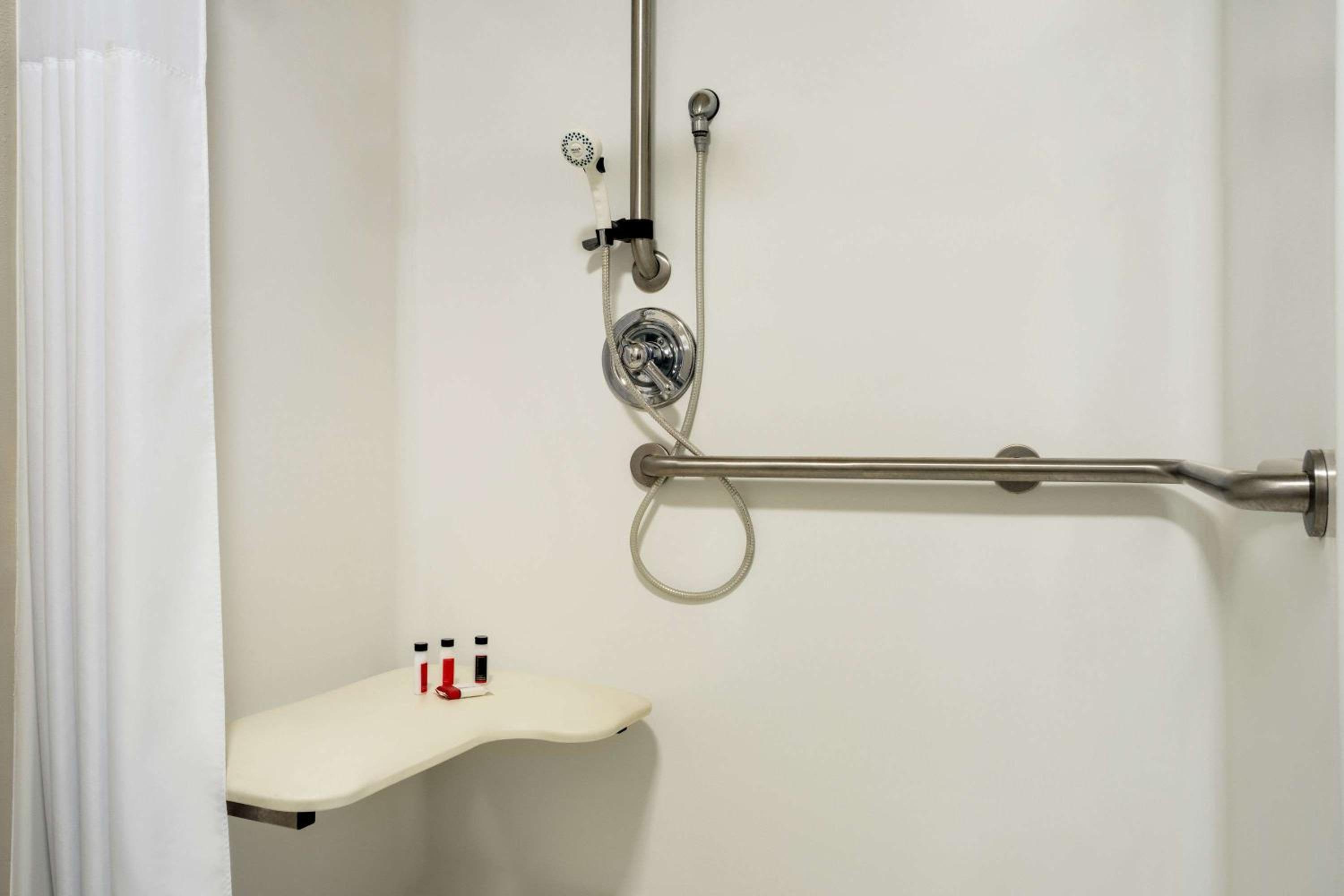 Queen Room - Mobility Access/Non-Smoking - Photo 4