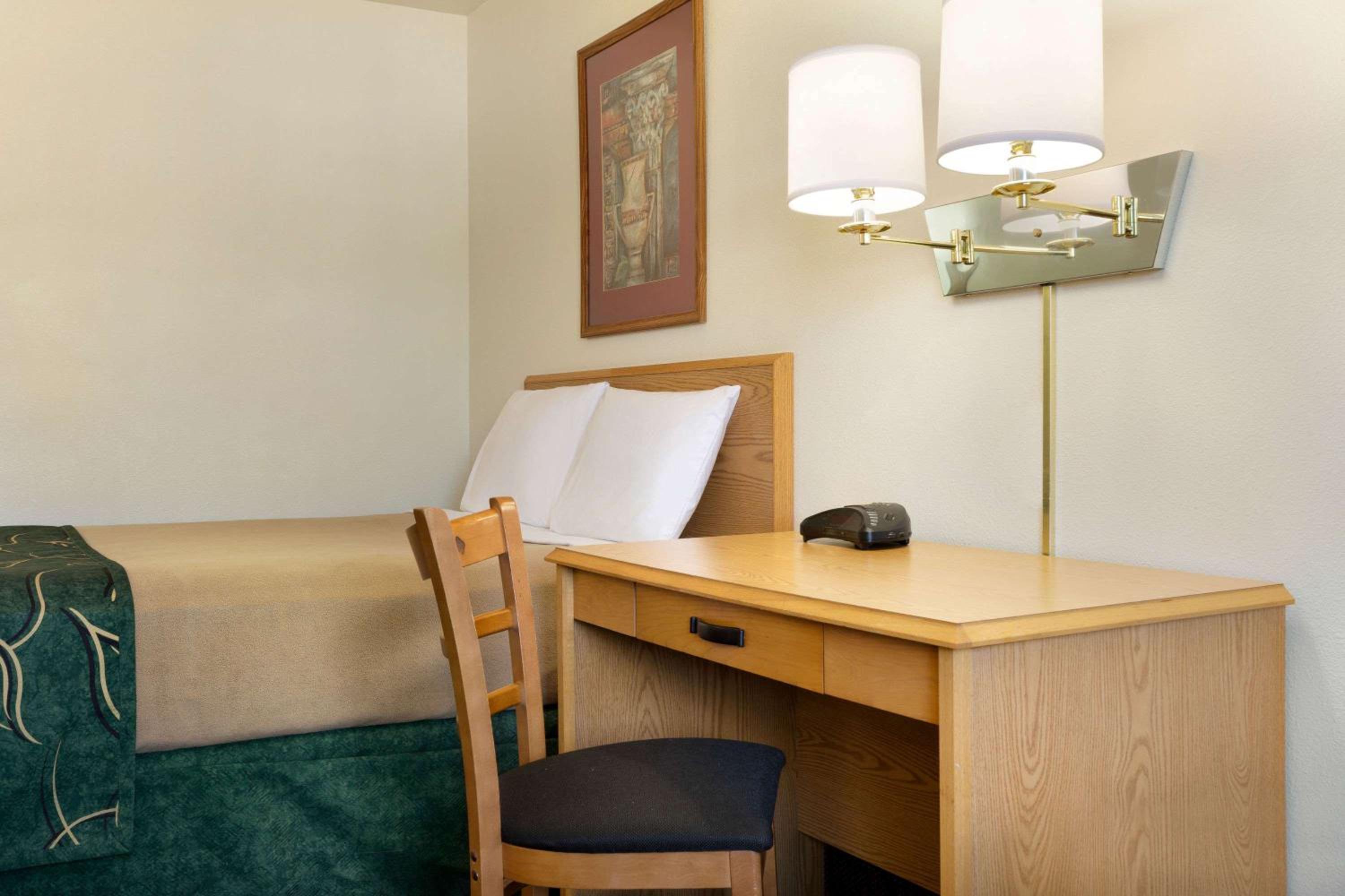 Double Room - Non-Smoking  - Photo 3