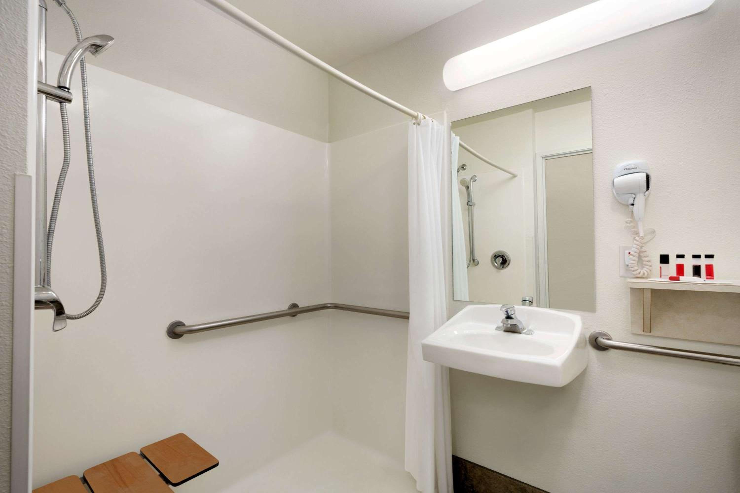 Deluxe Double Room - Mobility Access/Non-Smoking - Photo 2