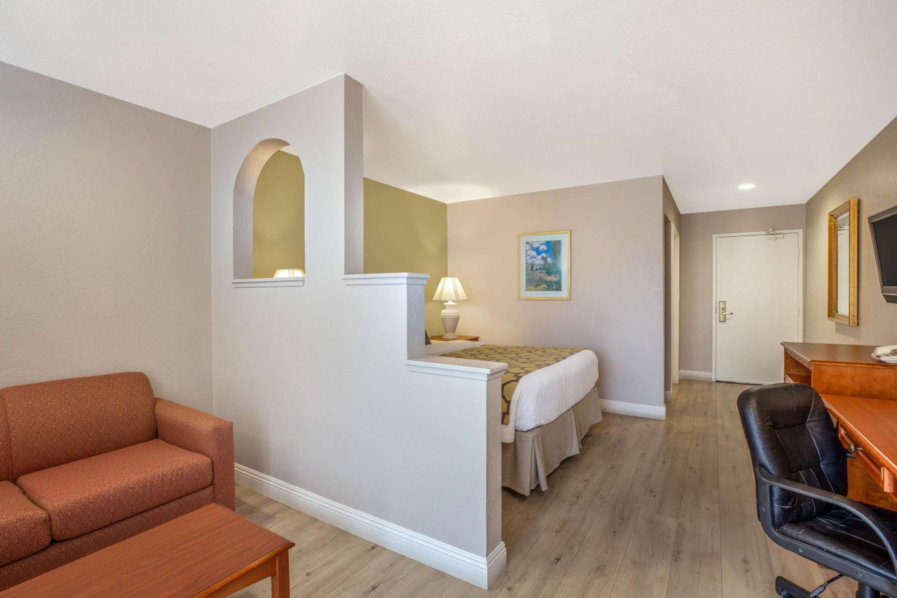 1 King Bed, Mobility Accessible Suite, Kitchenette, Non-Smoking - Photo 2