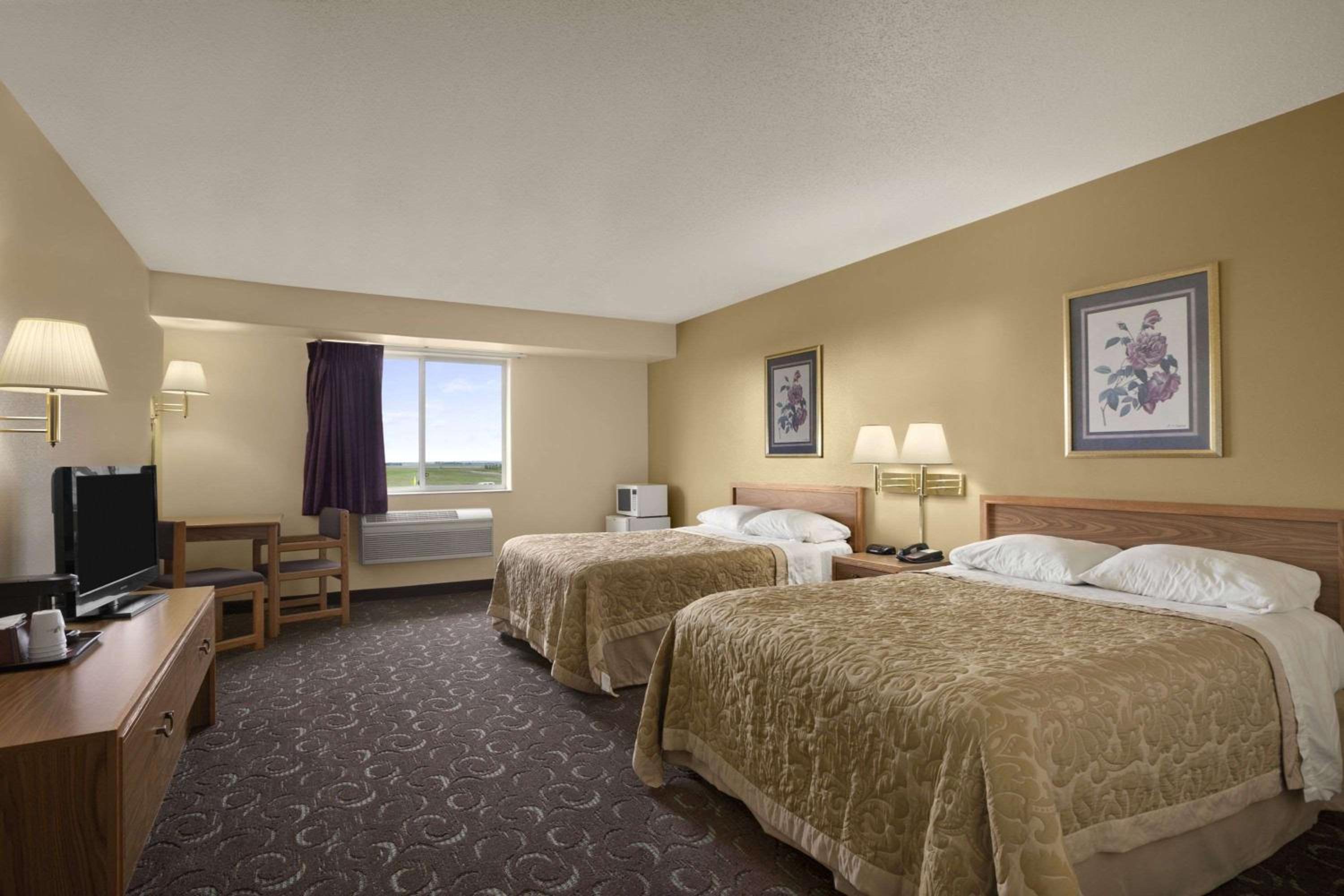 Queen Room with Two Queen Beds - Non-Smoking photo 2
