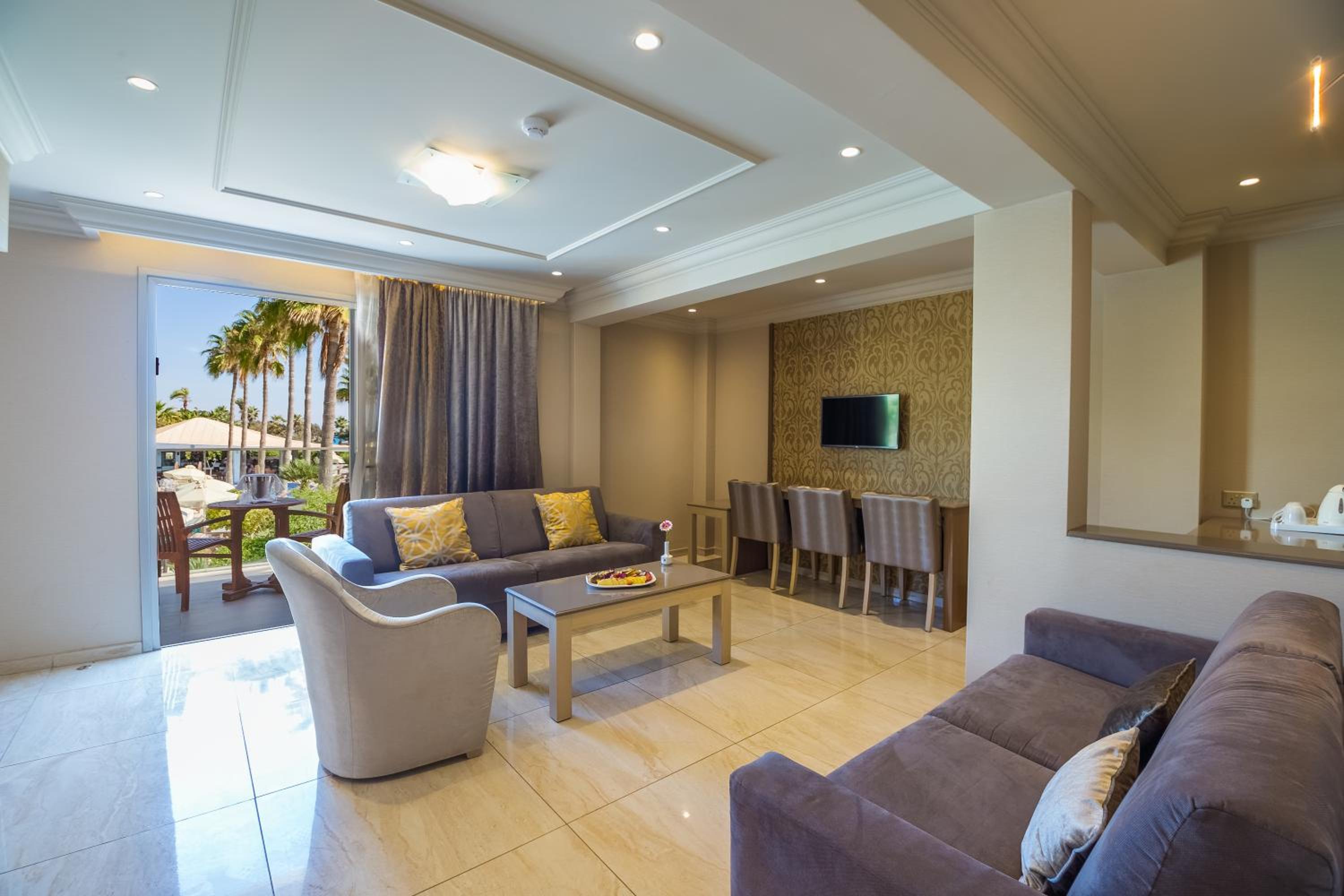 Queen Suite - Photo 2