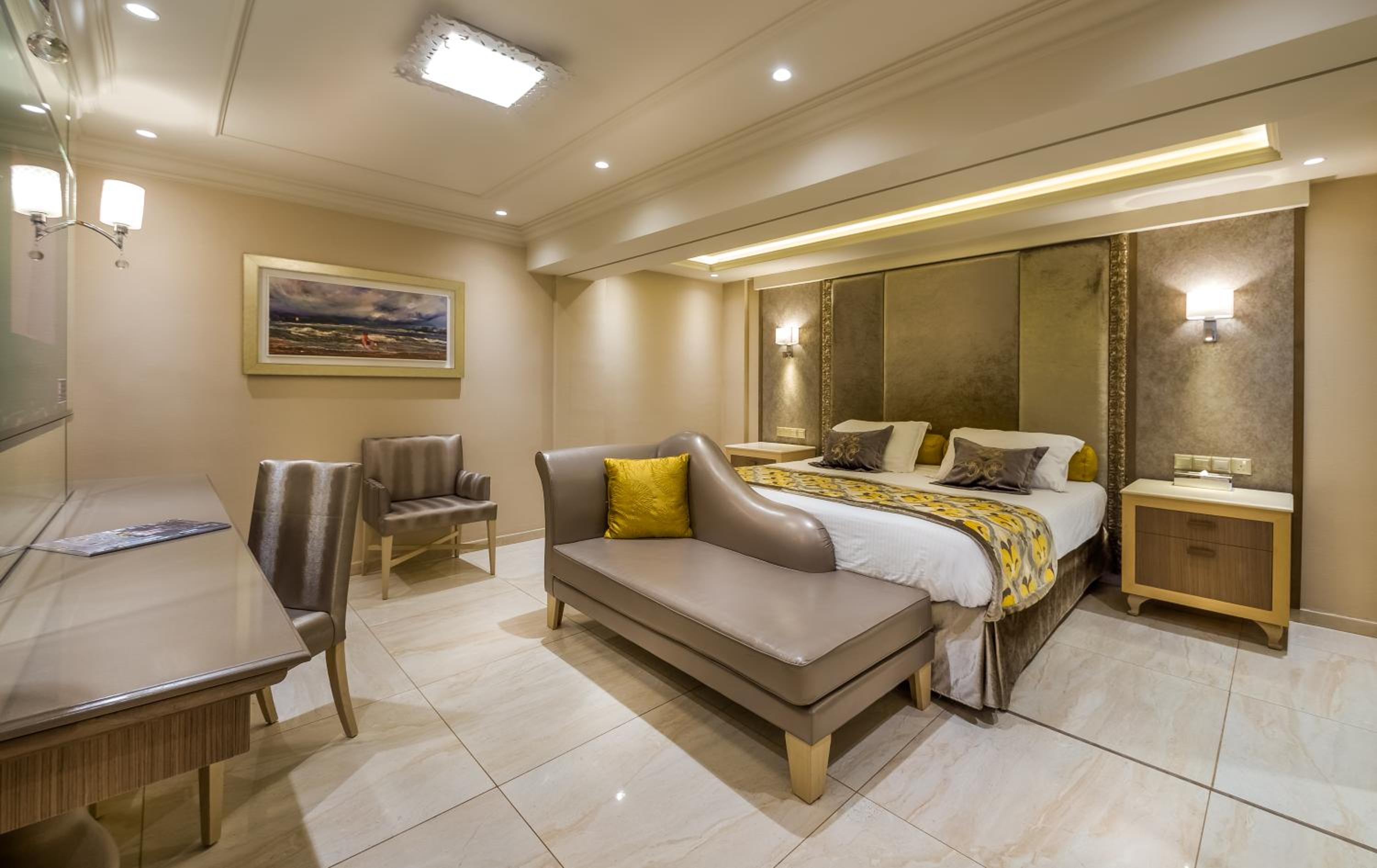 Queen Suite - Photo 1