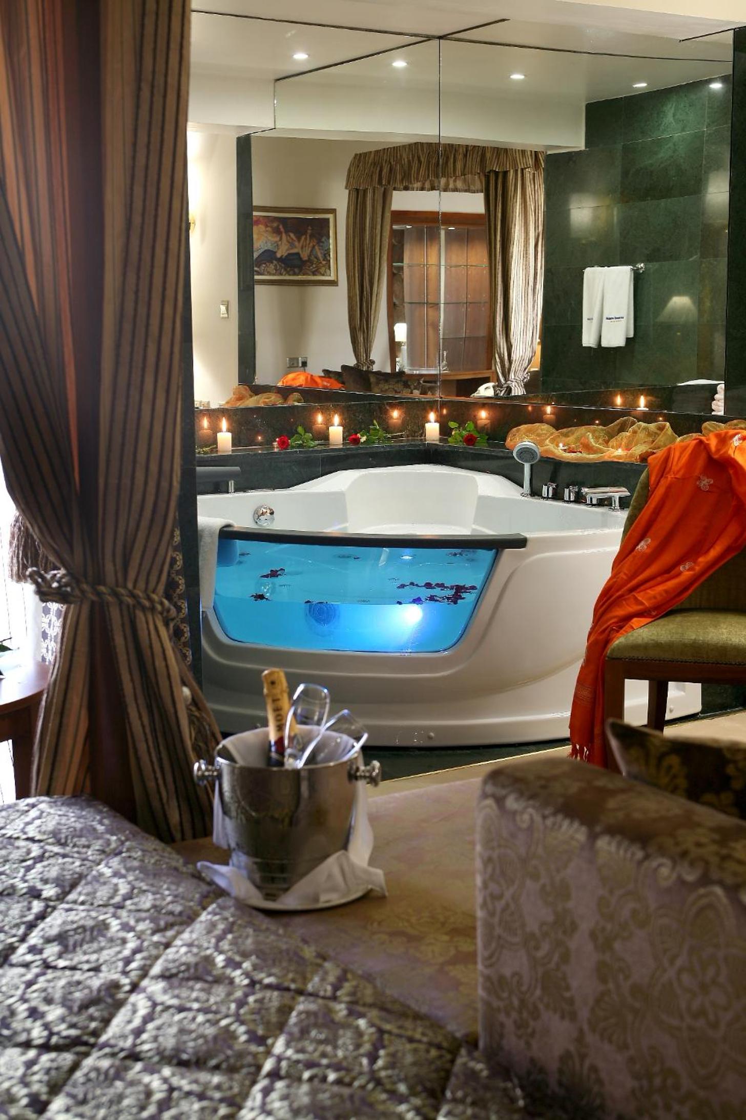 Honeymoon Suite - Photo 2