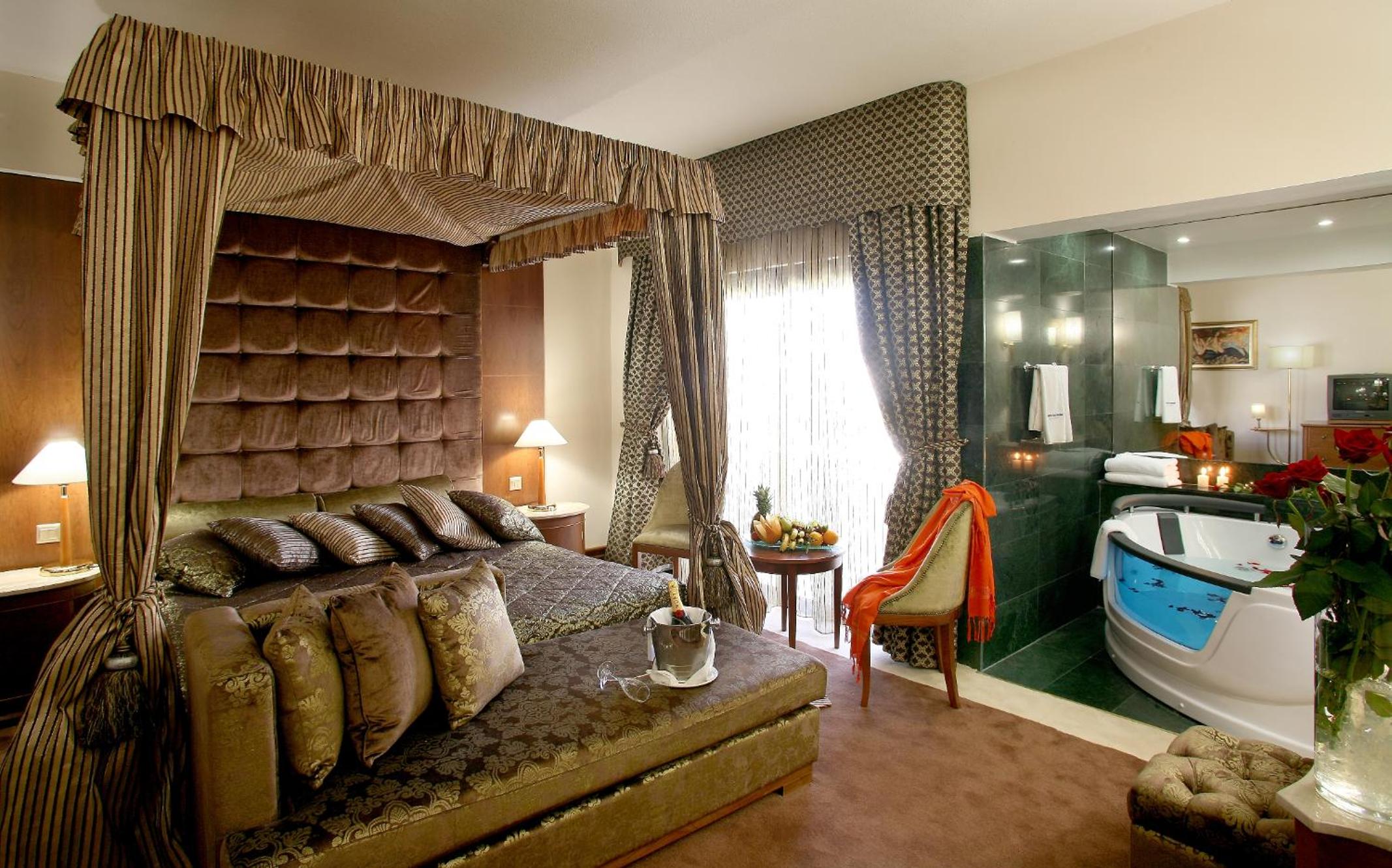 Honeymoon Suite - Photo 1