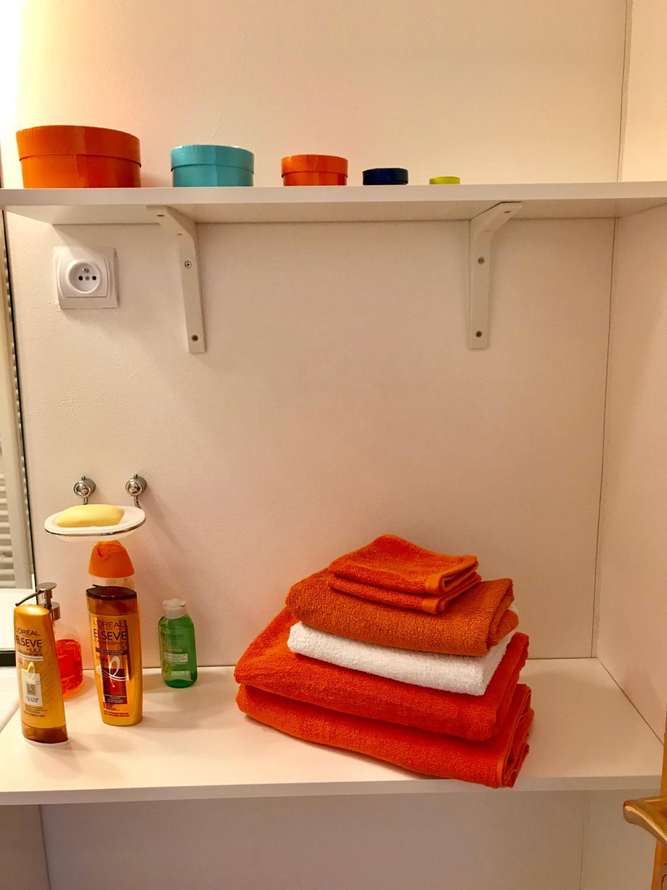 Deluxe Twin Room with Shower - Photo 6
