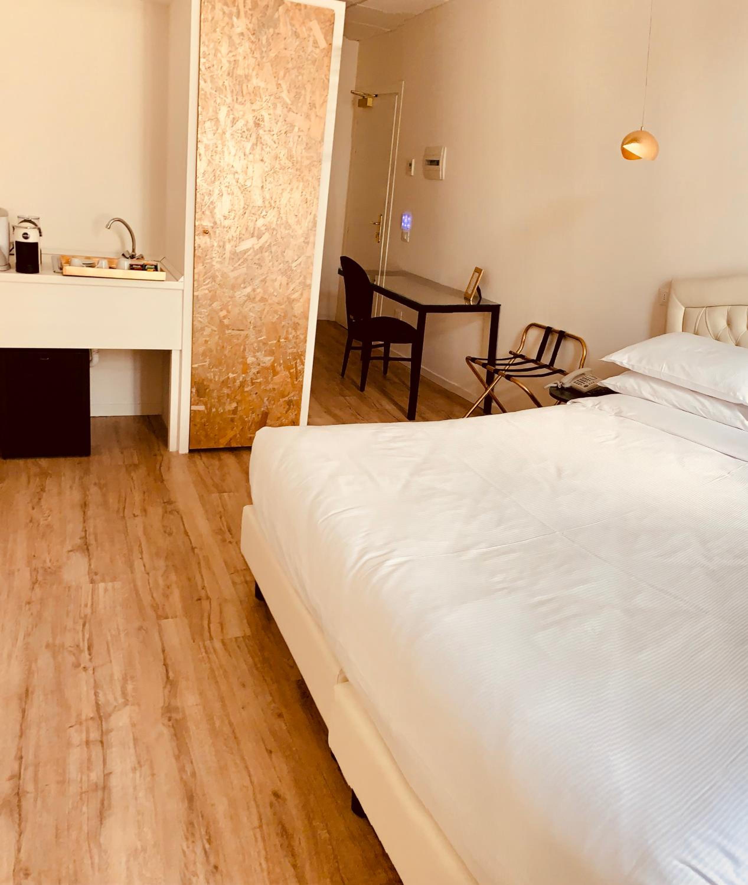 Deluxe King Room with Spa Access - Photo 5