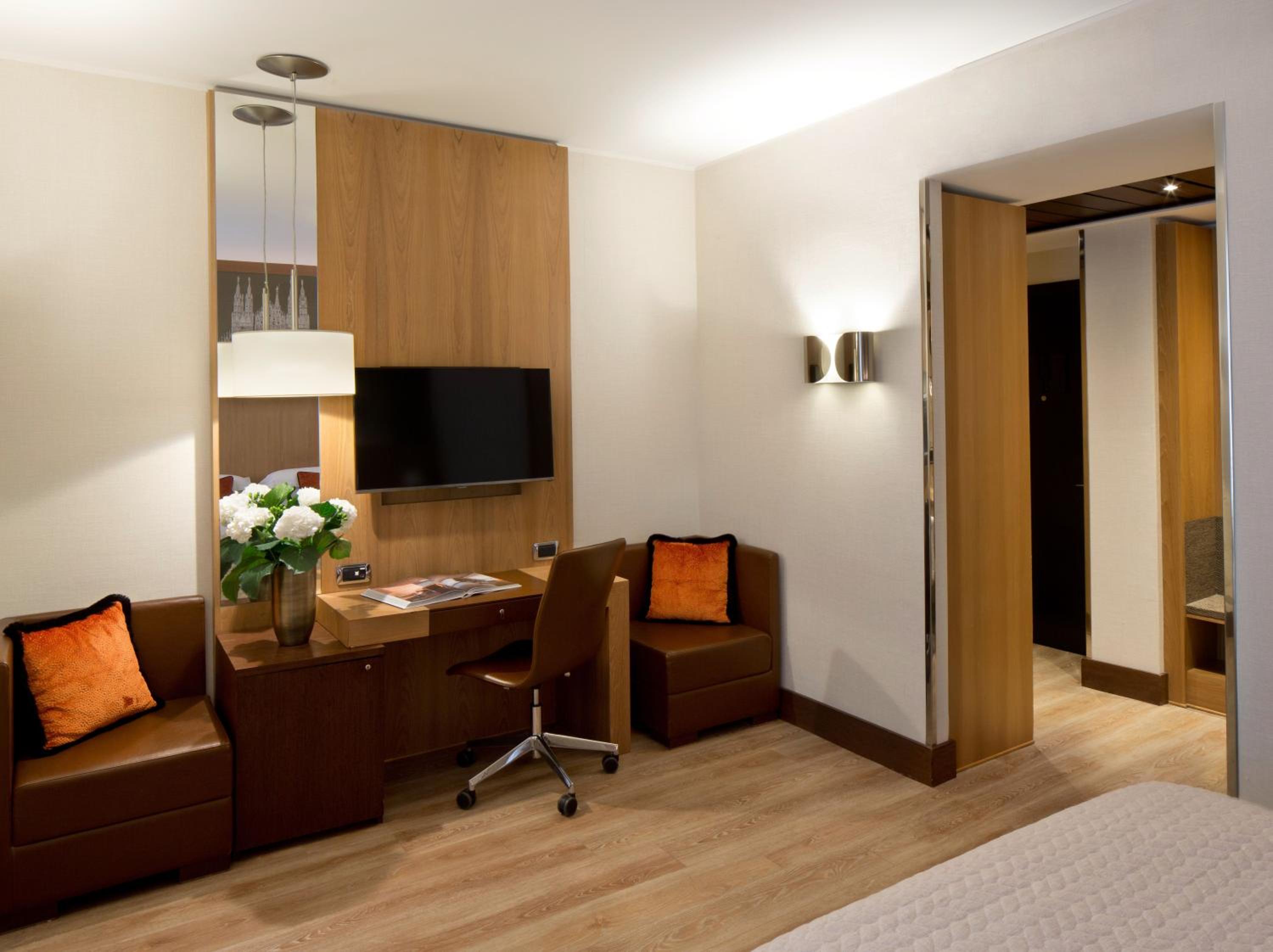 Deluxe Double or Twin Room thumbnail 6