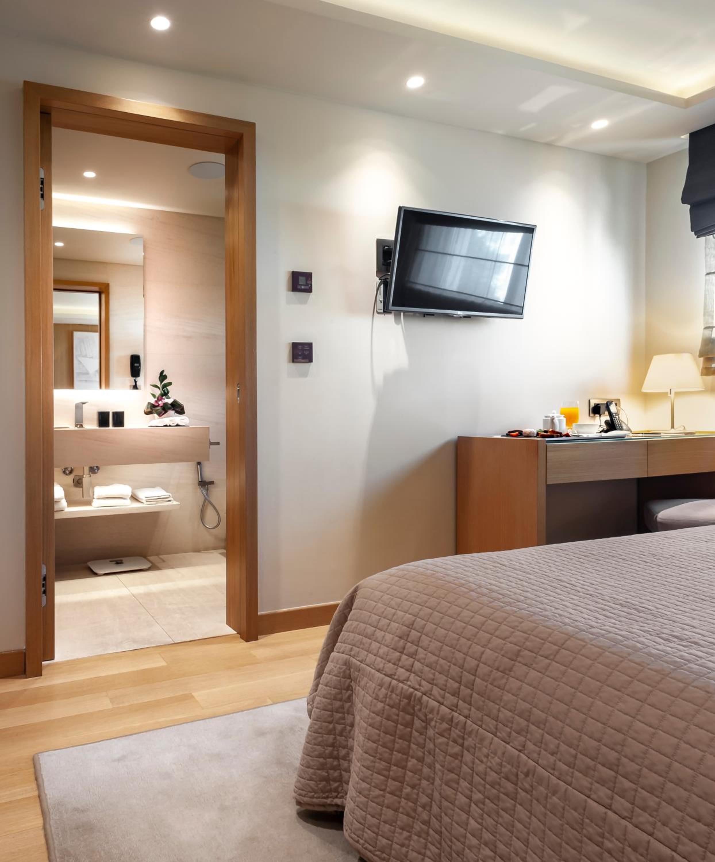 Cozy Room with Street View photo 3