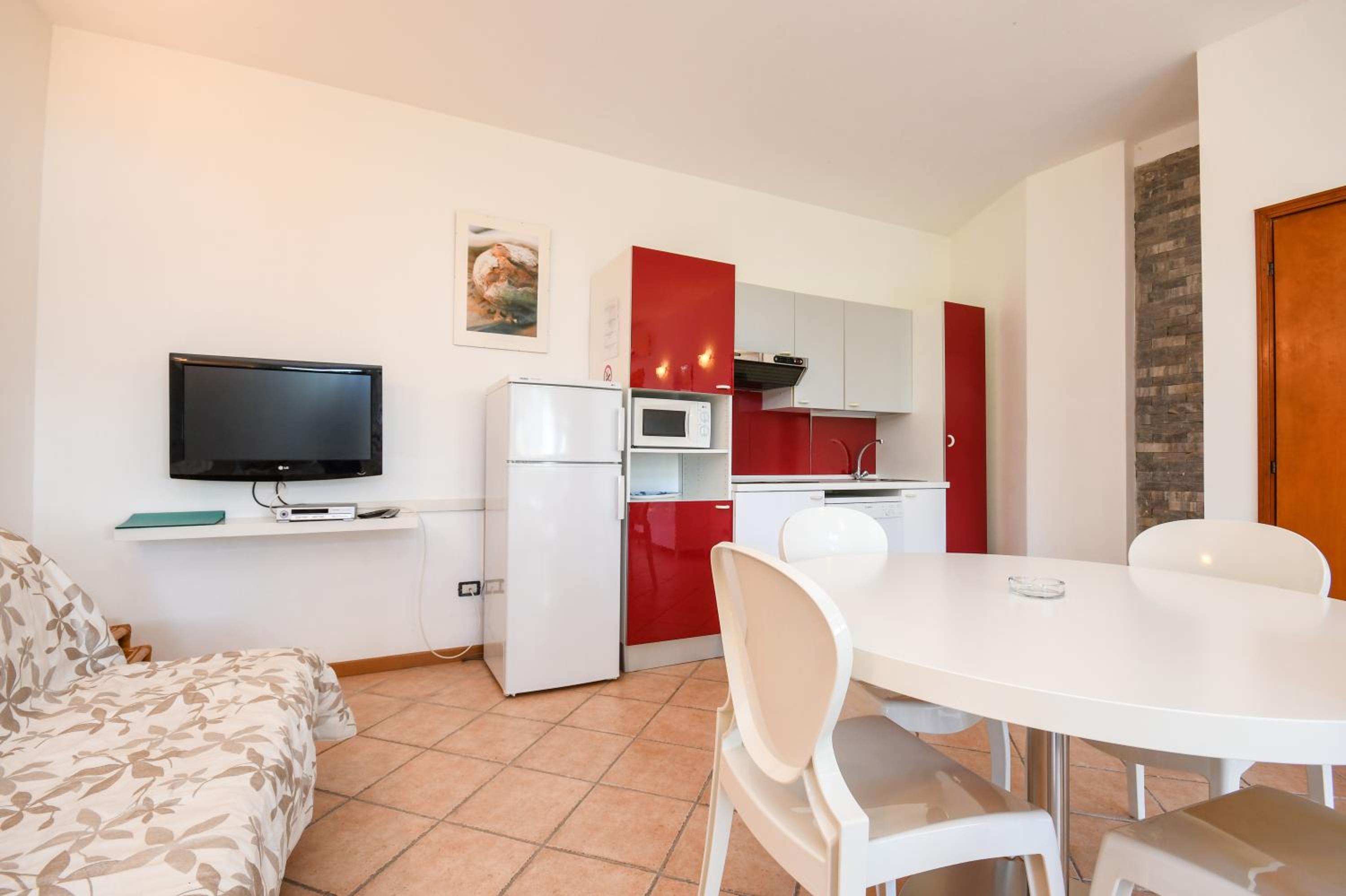One-Bedroom Apartment with Lake View photo 2